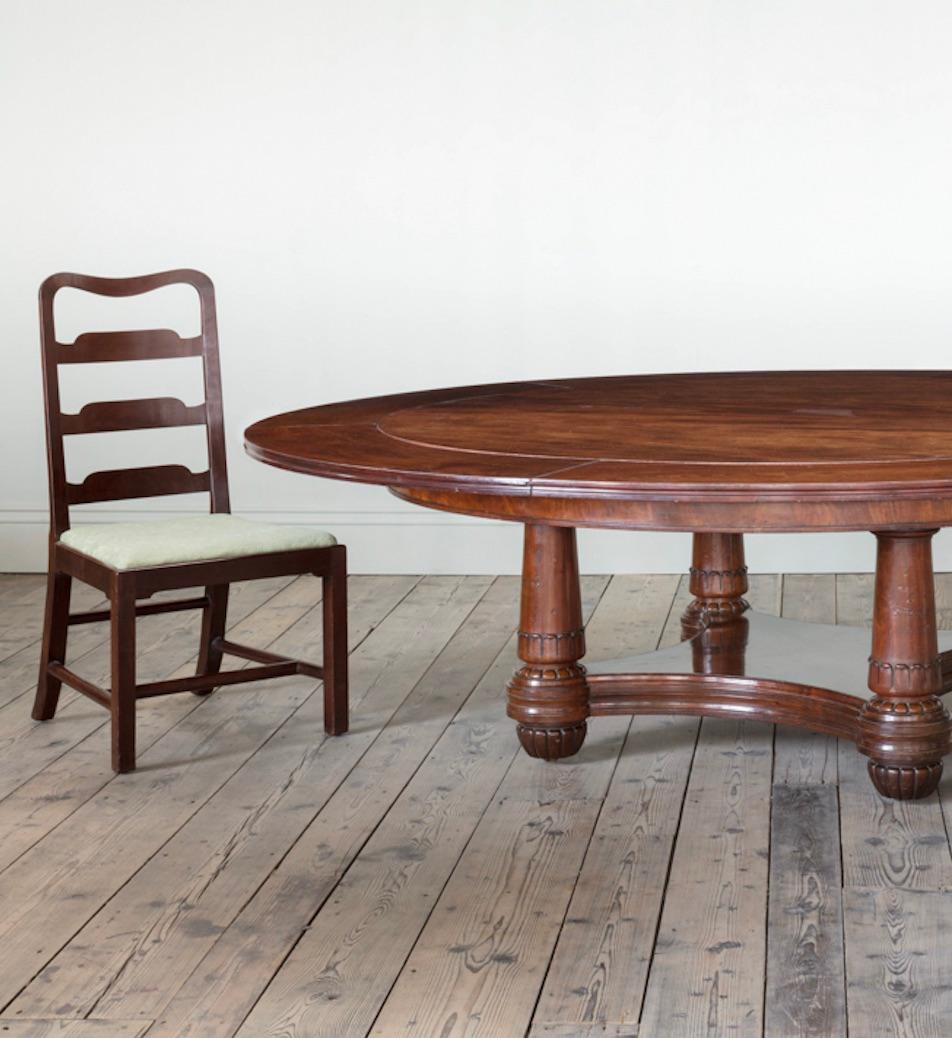 Table de salle à manger circulaire George IV en acajou bien figuré, à la manière de Jupe

Le plateau à six doubles feuilles moulurées repose sur quatre robustes supports tournés et sculptés d'acanthes, avec une plate-forme centrale et des pieds en