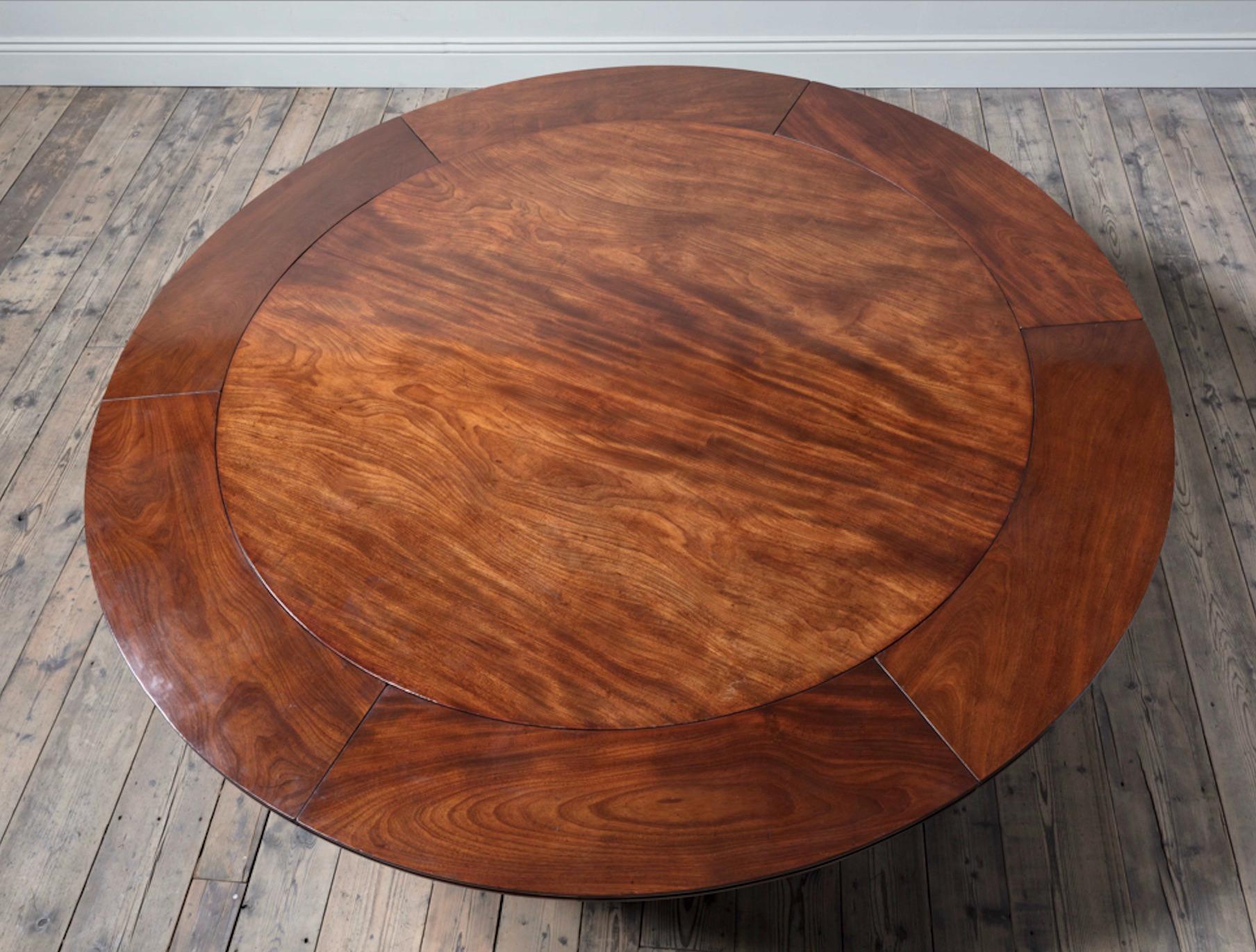 Sculpté Table de salle à manger circulaire George IV en acajou bien figuré, à la manière de Jupe en vente