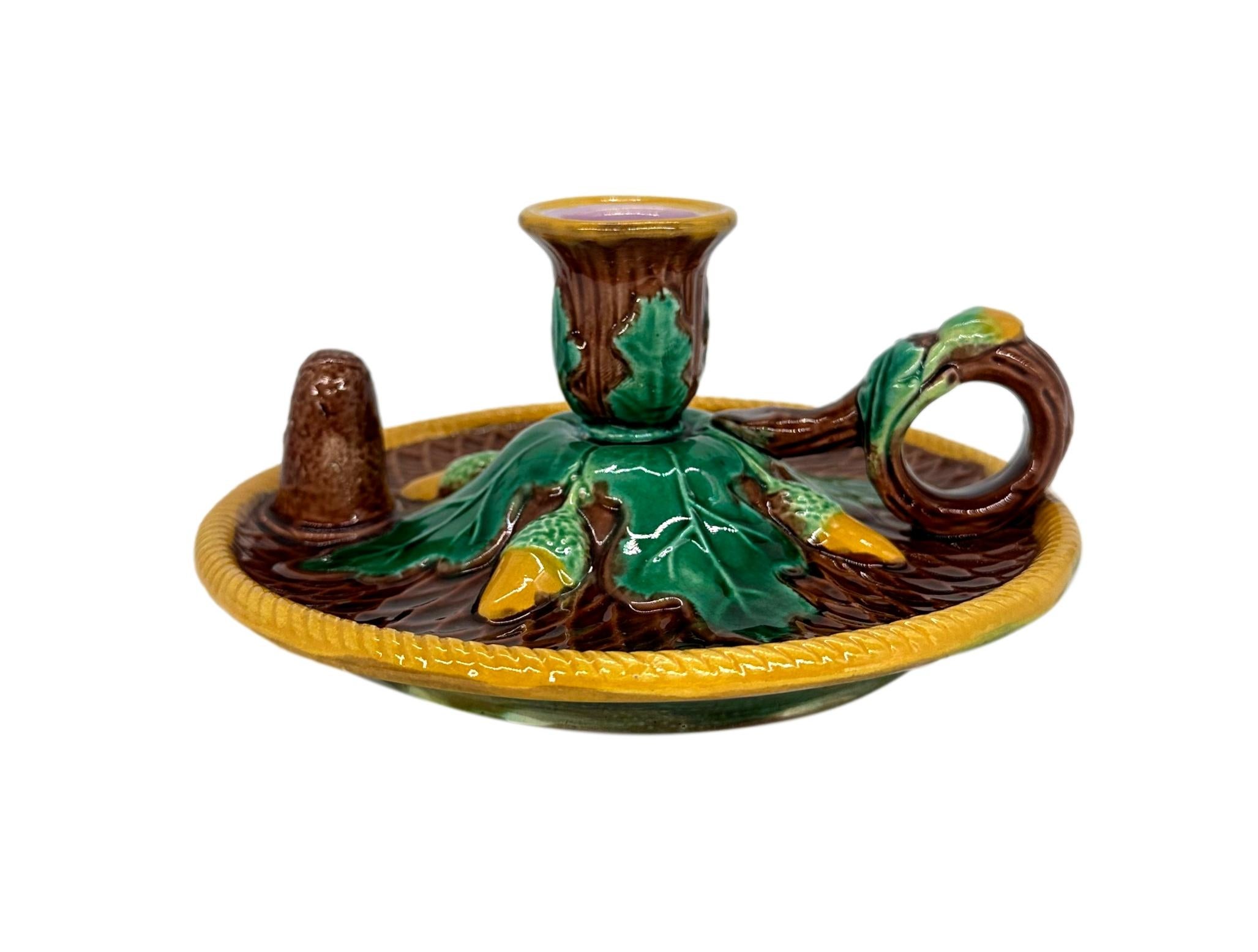 George Jones Majolika-Kerzenständer auf rustikalem braunem Grund, mit Kammdesign und erhöhtem Kerzenlöschgefäß, mit grün glasierten Eichenblättern und gelben Eicheln in Relief, mit gelbem Seil eingefasst, mit schlaufenförmigem Griff in Form eines