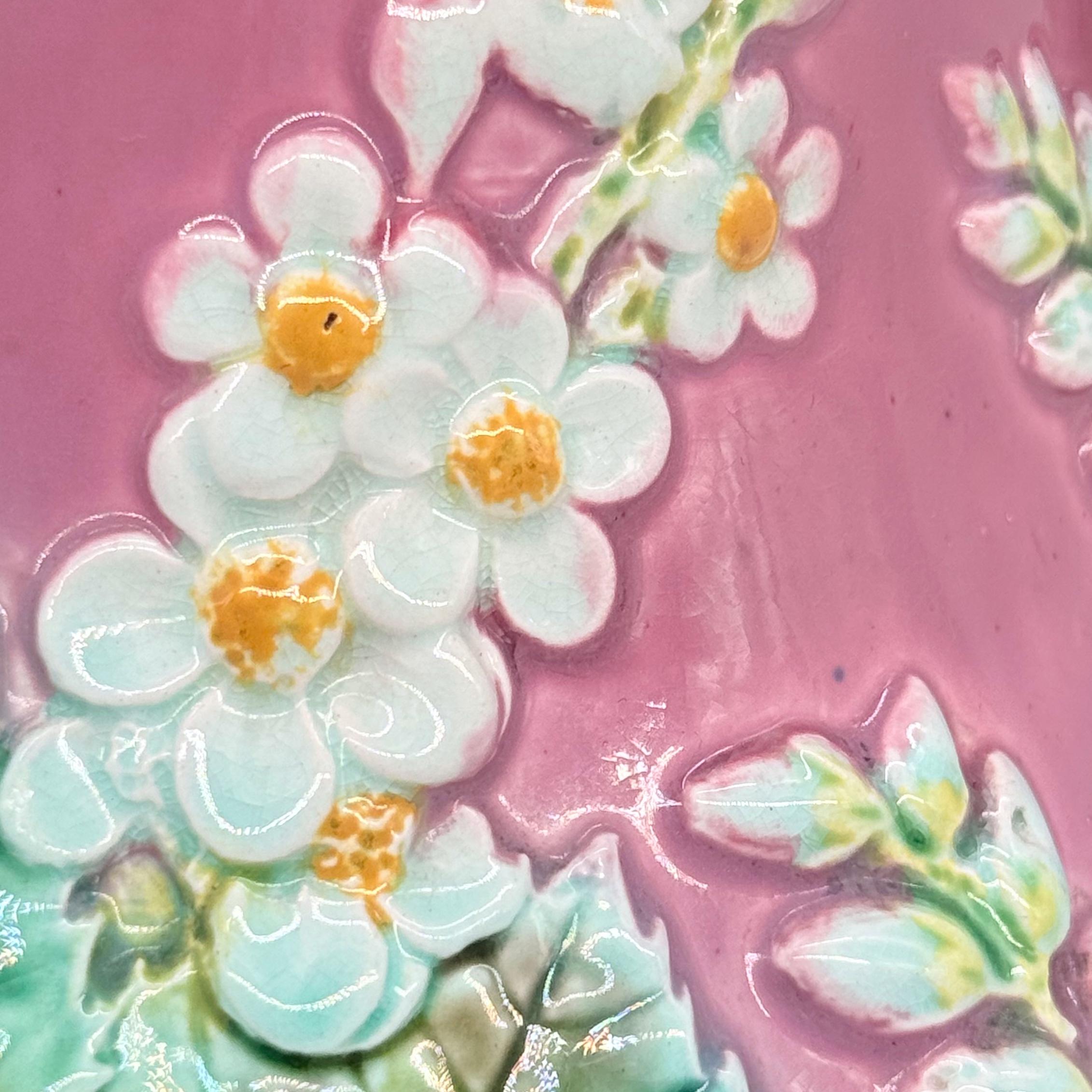 Jarra de castaño de mayólica de George Jones, hojas y flores, inglesa, ca. 1869 Moldeado en venta