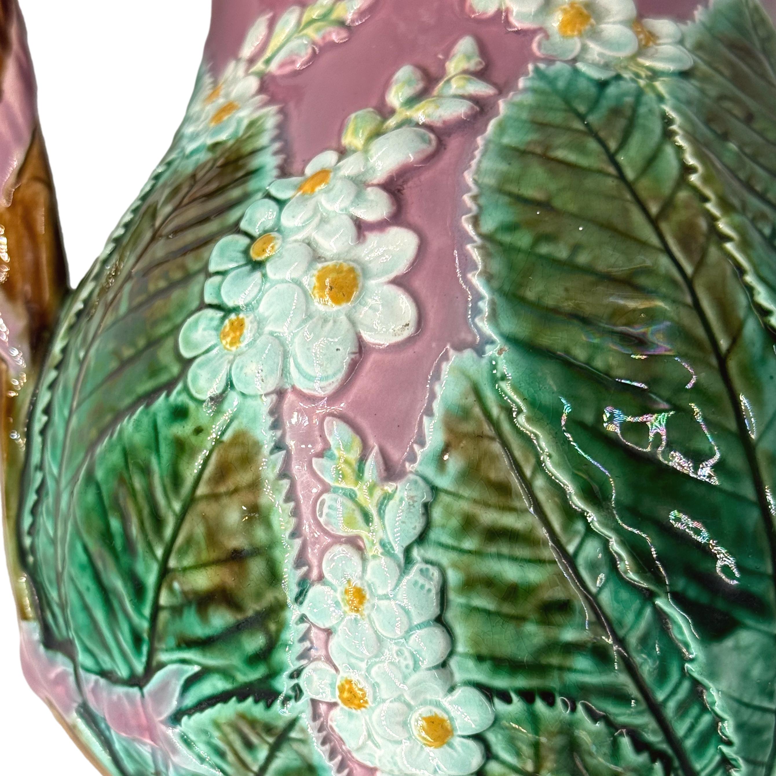 Jarra de castaño de mayólica de George Jones, hojas y flores, inglesa, ca. 1869 siglo XIX en venta