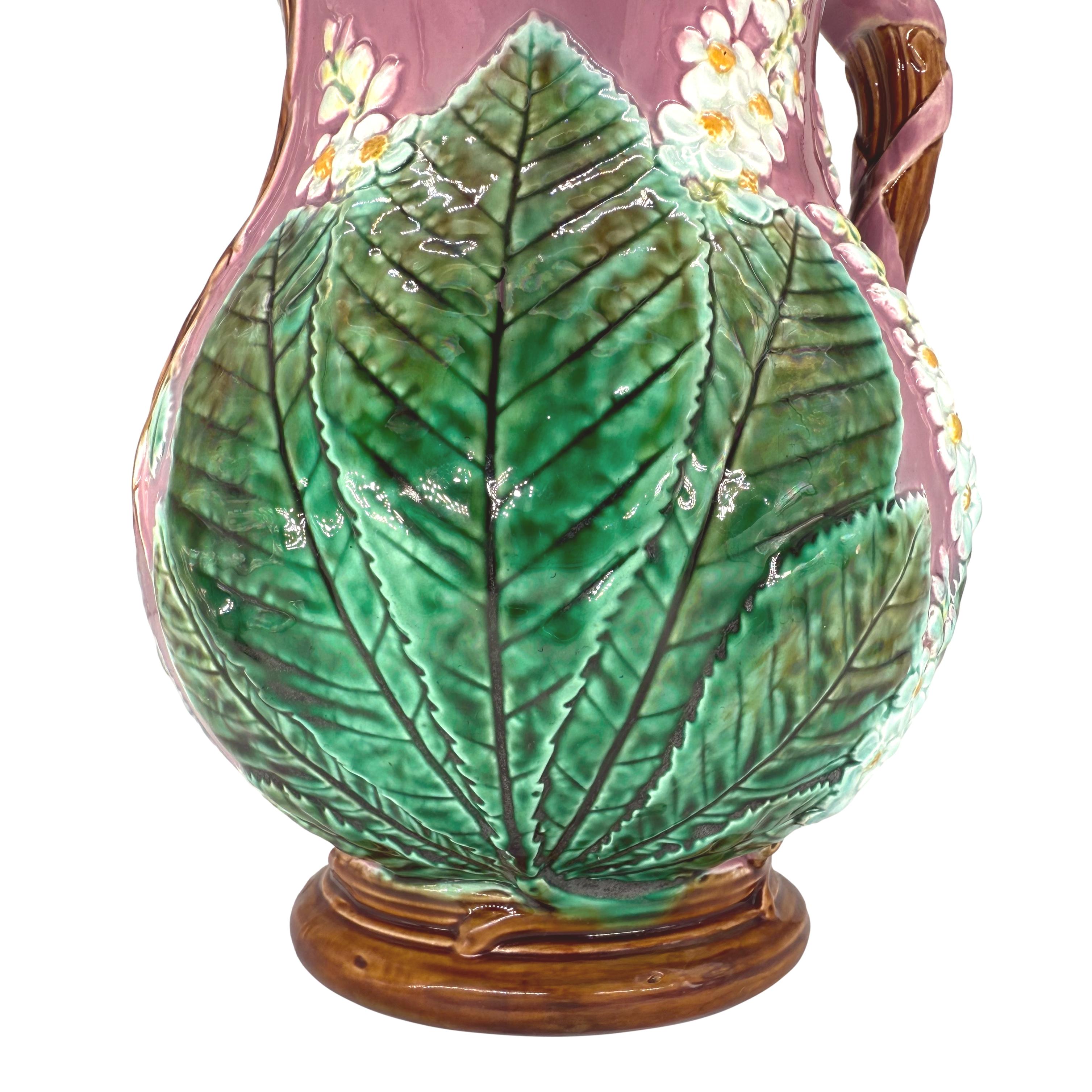 Jarra de castaño de mayólica de George Jones, hojas y flores, inglesa, ca. 1869 en venta 1