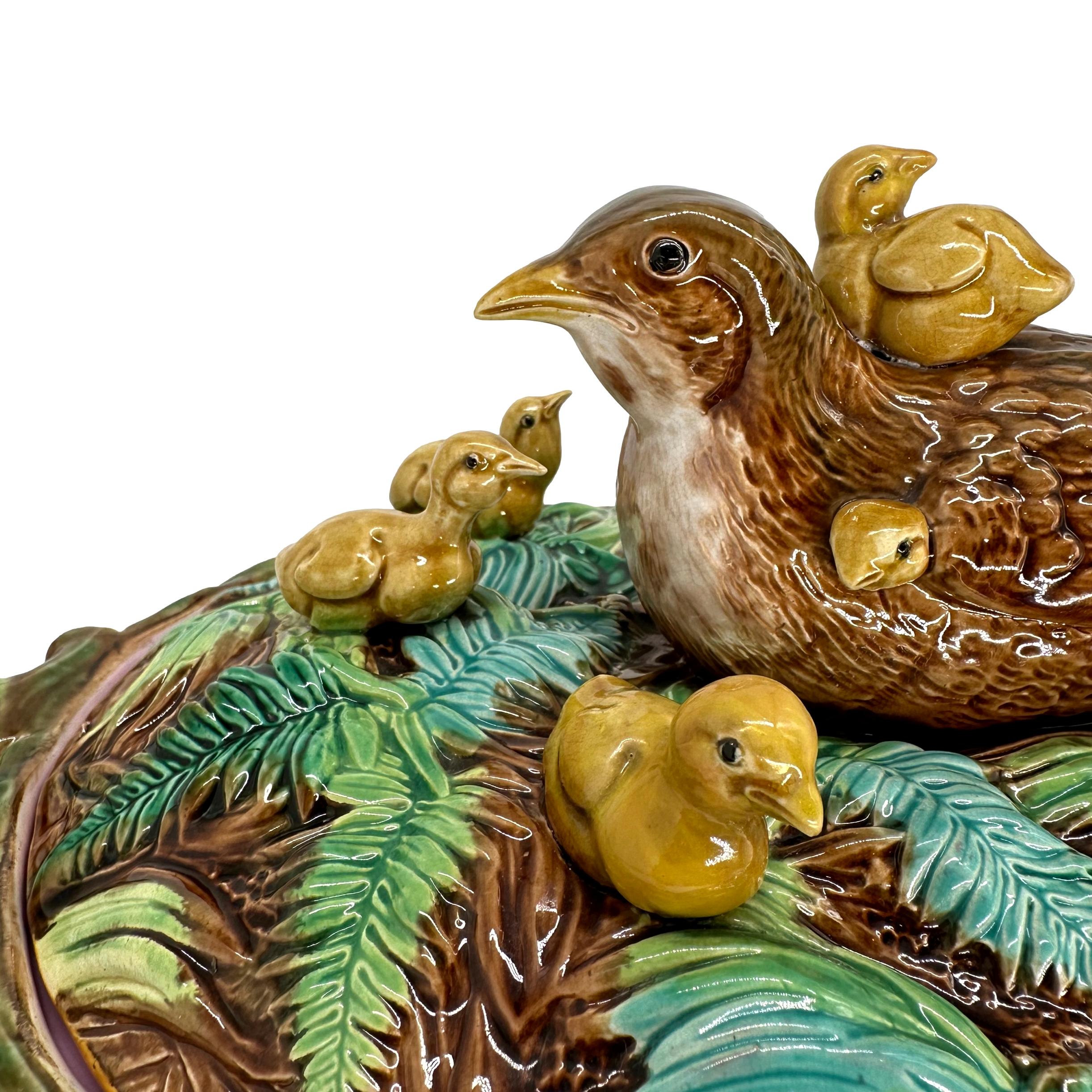 Zuppiera in maiolica di George Jones con quaglia e pulcini, inglese, 1874 in vendita 2