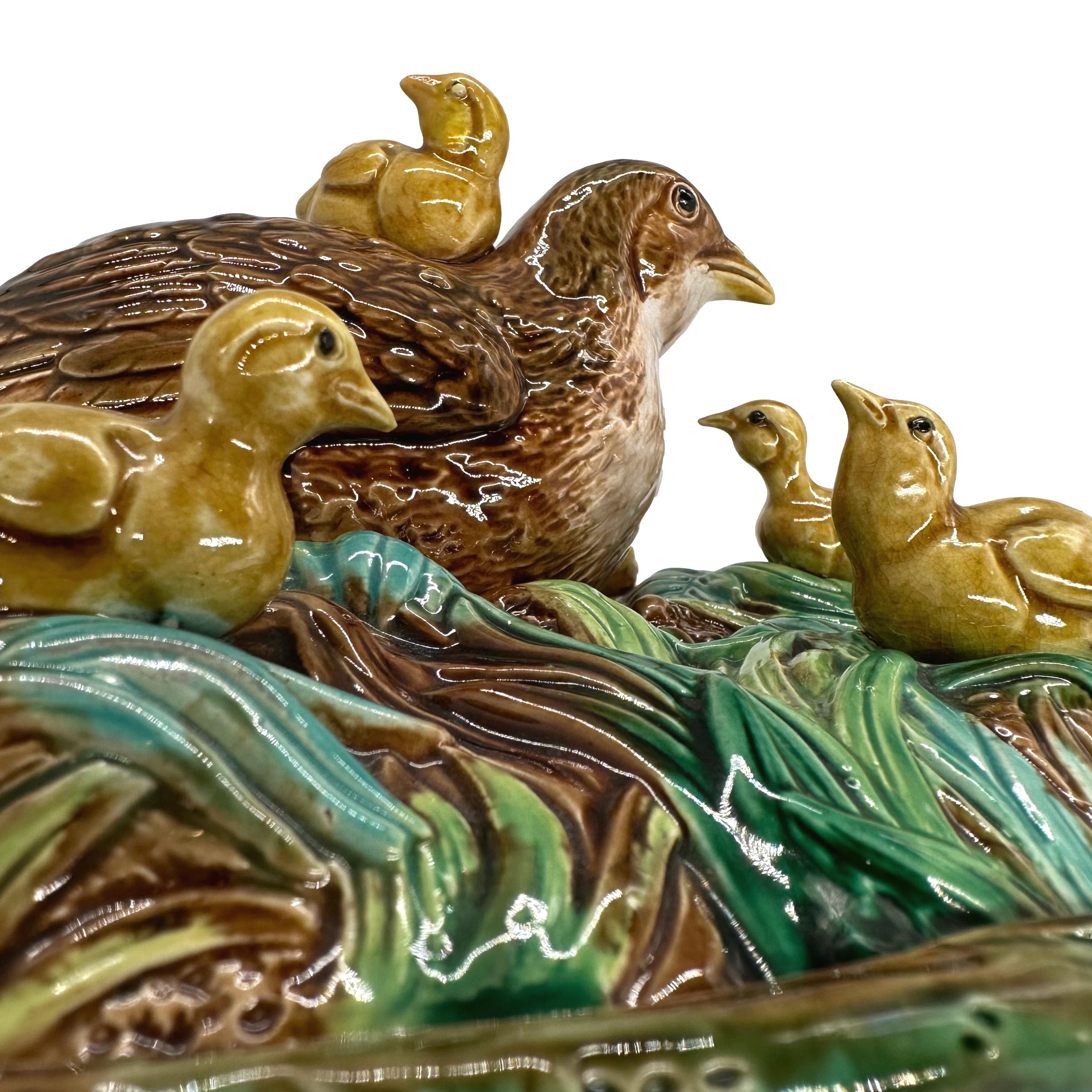 Zuppiera in maiolica di George Jones con quaglia e pulcini, inglese, 1874 in vendita 3