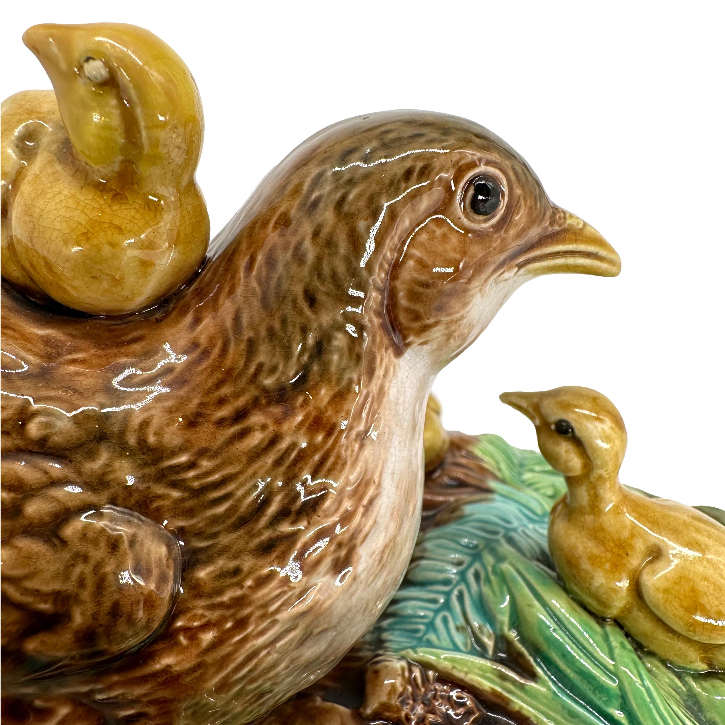 Zuppiera in maiolica di George Jones con quaglia e pulcini, inglese, 1874 in vendita 4