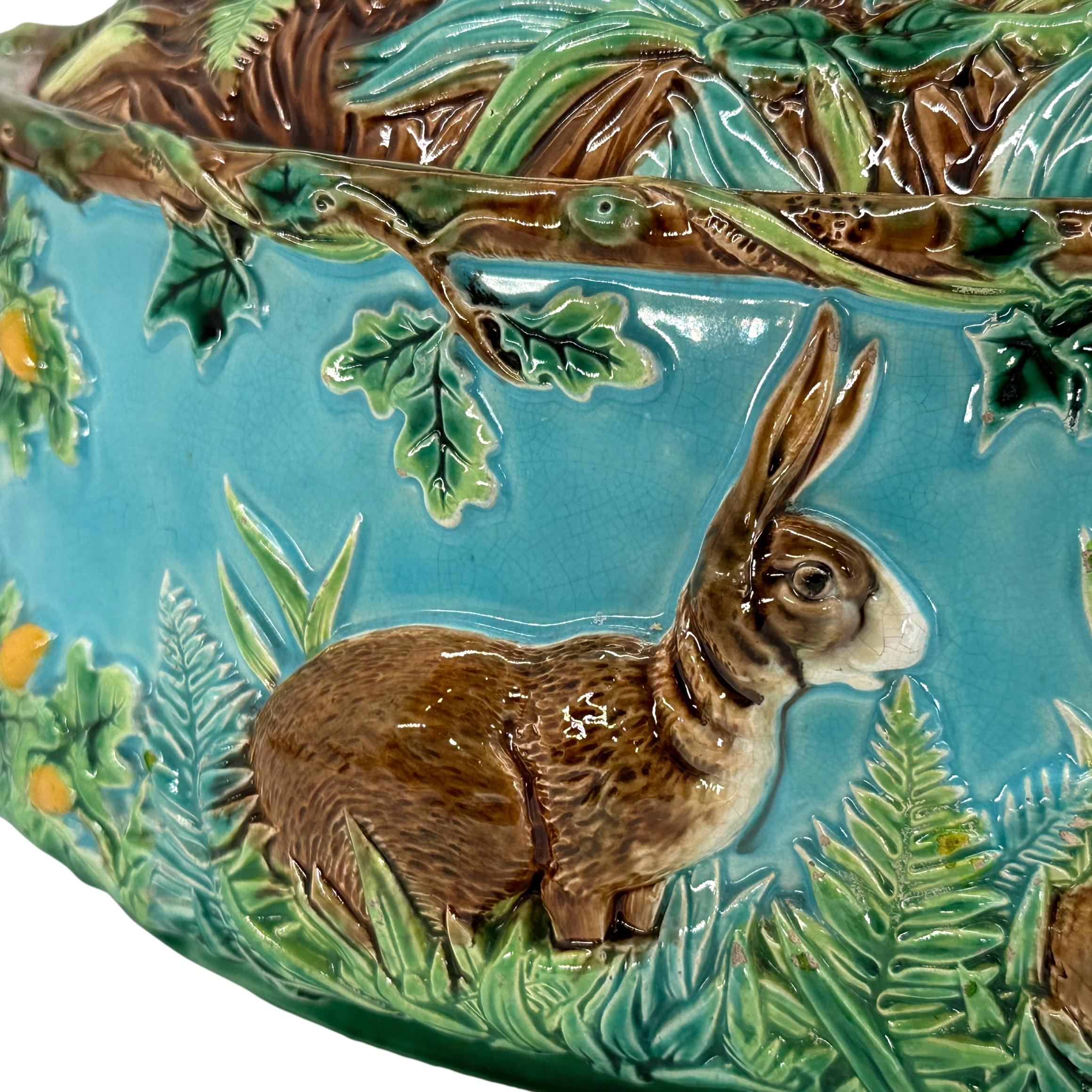 Zuppiera in maiolica di George Jones con quaglia e pulcini, inglese, 1874 in vendita 5