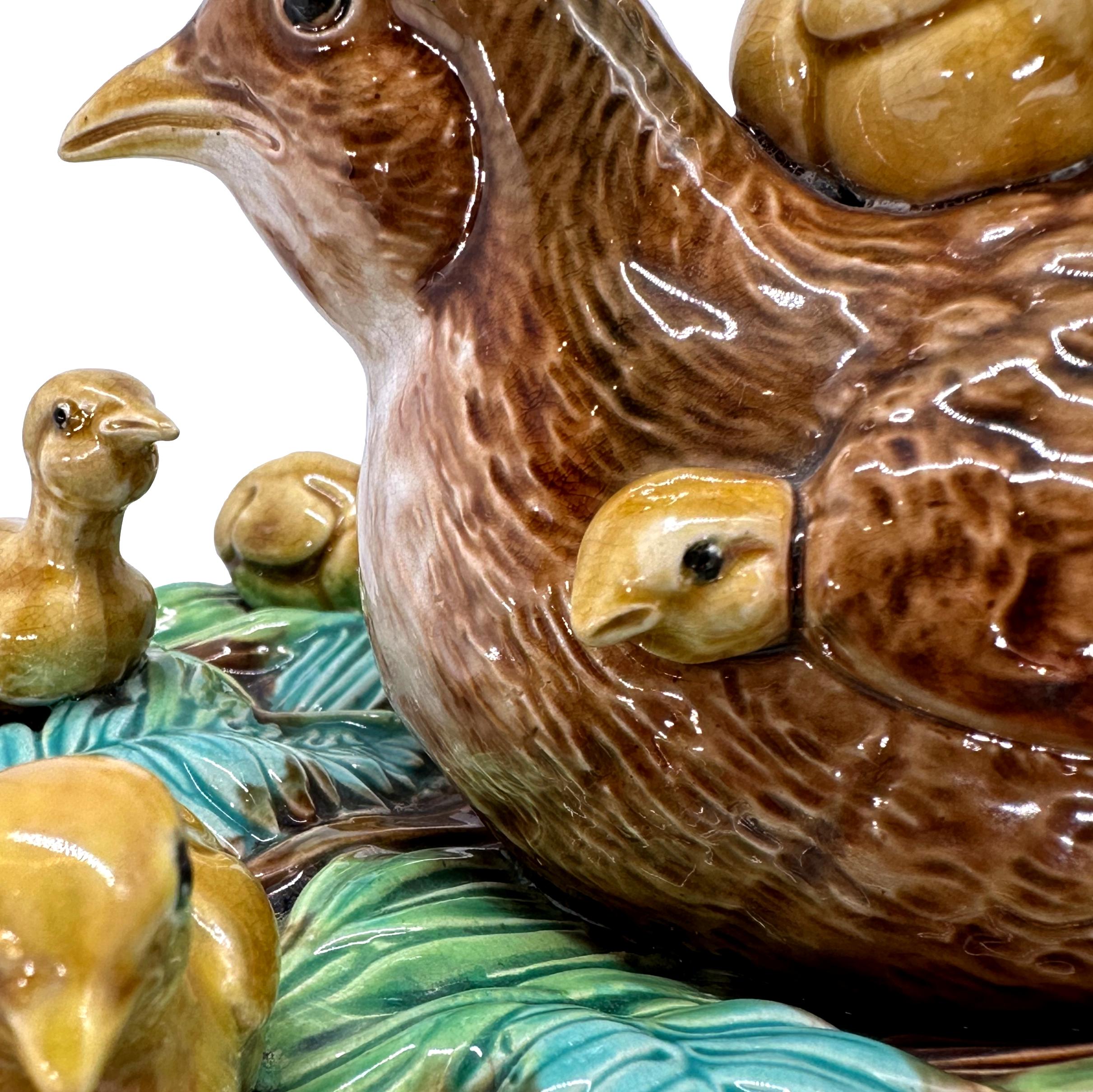 Zuppiera in maiolica di George Jones con quaglia e pulcini, inglese, 1874 in vendita 7