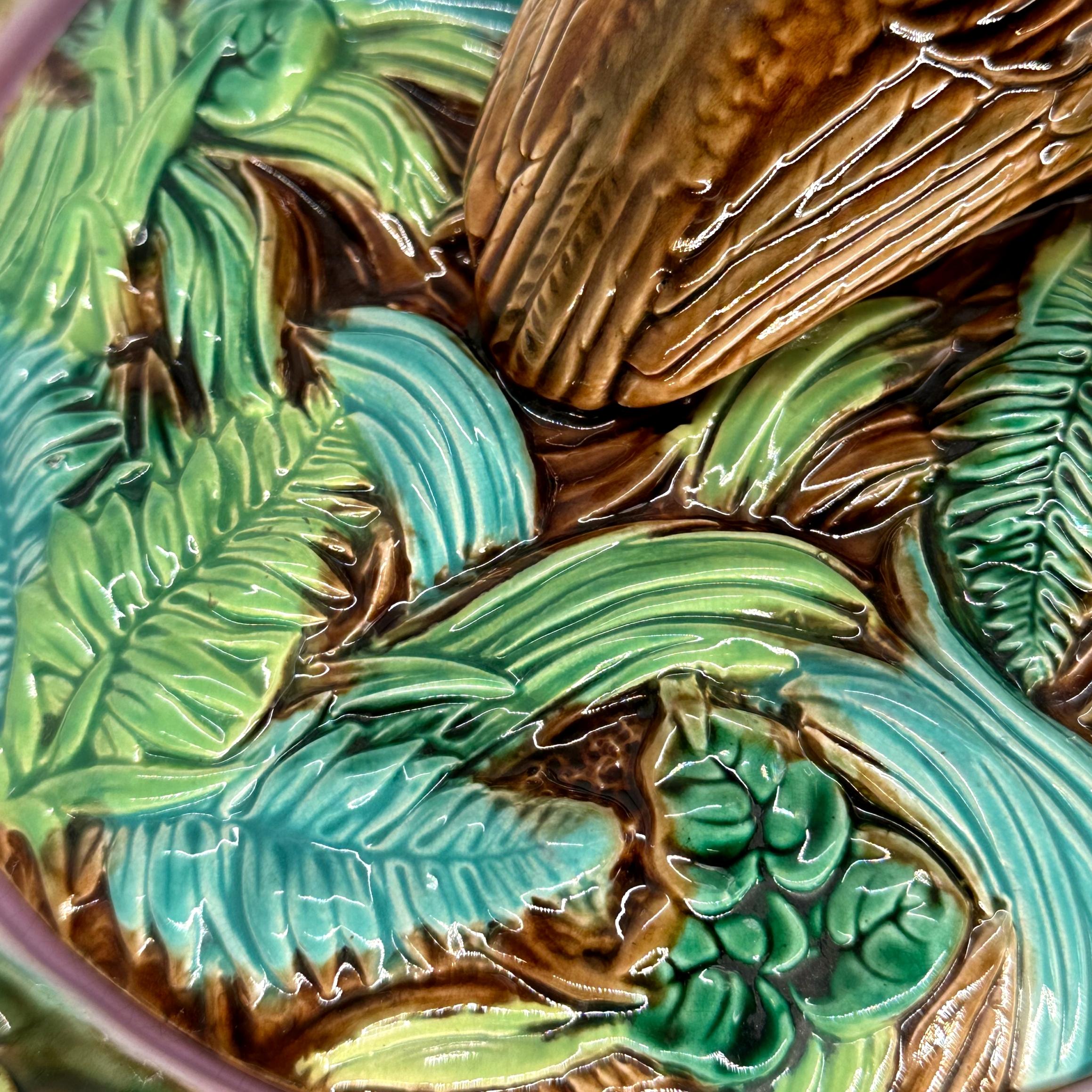 Zuppiera in maiolica di George Jones con quaglia e pulcini, inglese, 1874 in vendita 8