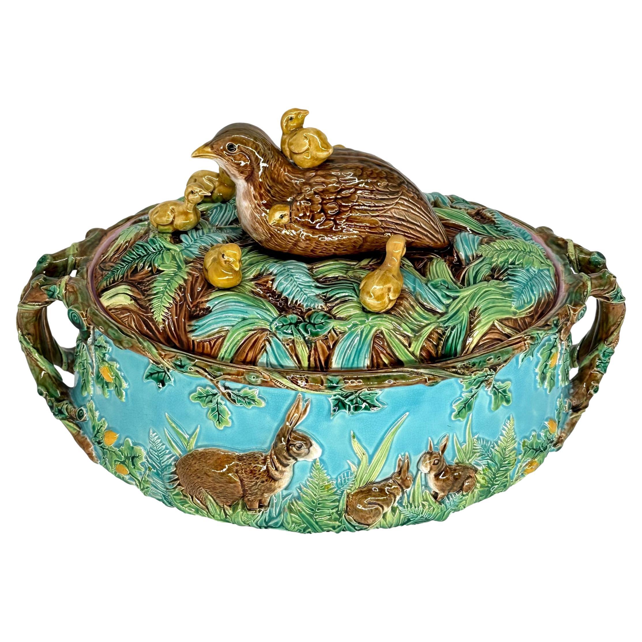 Una zuppiera in maiolica di George Jones, la base con conigli modellati in rilievo tra felci ed erbe su entrambi i lati, con foglie di Oak, ghiande ed edera che circondano il labbro di rami di muschio, con due manici di rami di muschio legati, il