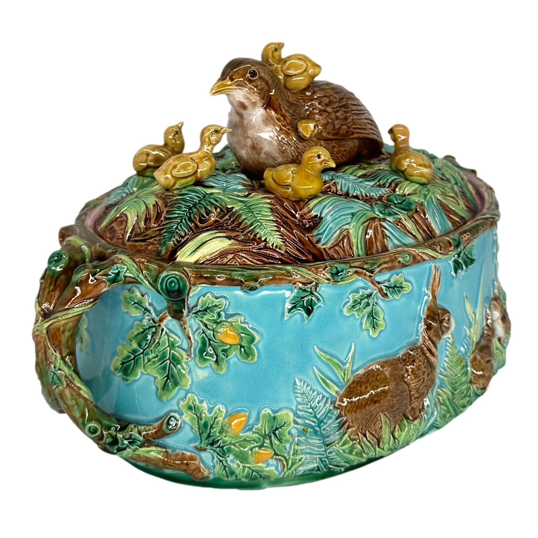 Vittoriano Zuppiera in maiolica di George Jones con quaglia e pulcini, inglese, 1874 in vendita
