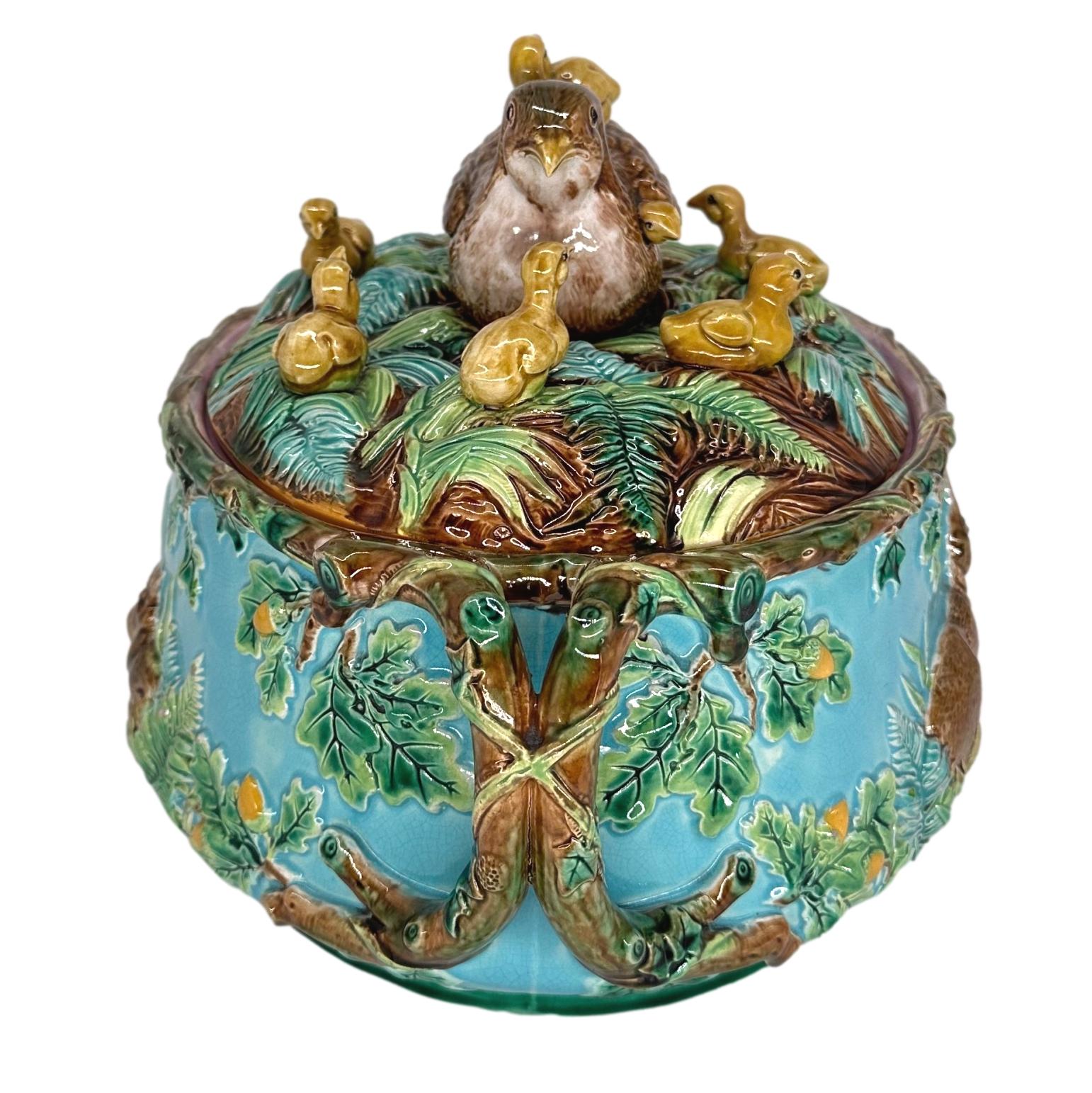 Inglese Zuppiera in maiolica di George Jones con quaglia e pulcini, inglese, 1874 in vendita