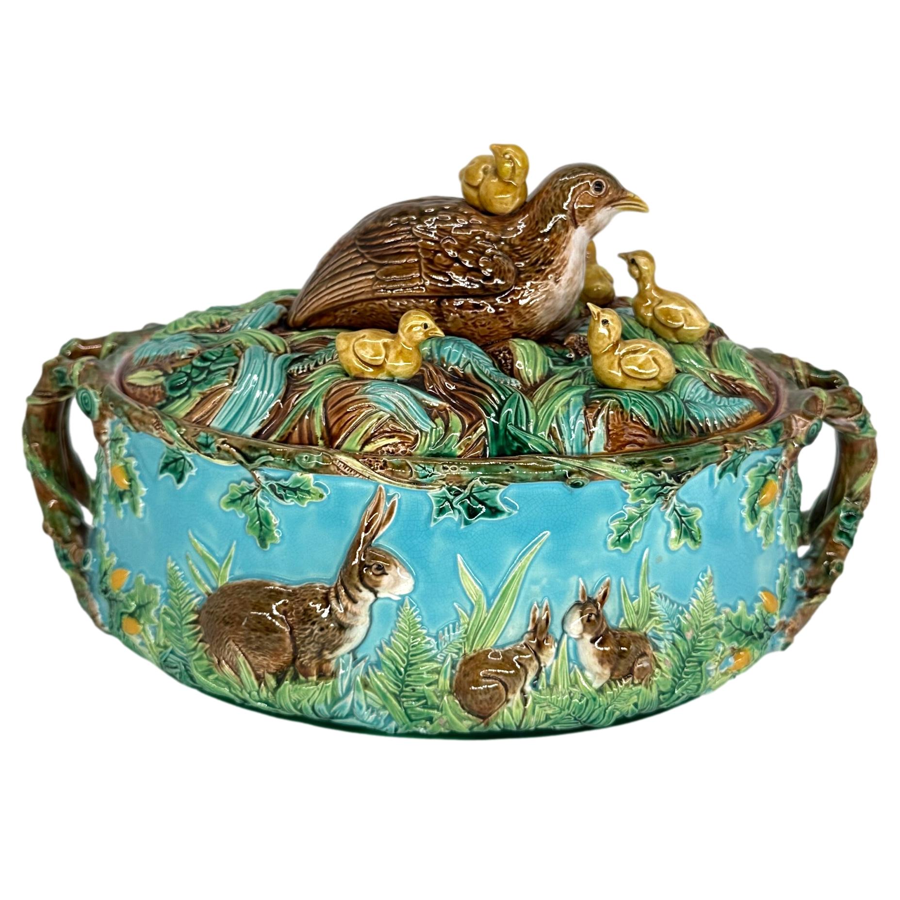 Zuppiera in maiolica di George Jones con quaglia e pulcini, inglese, 1874 In condizioni buone in vendita a Banner Elk, NC