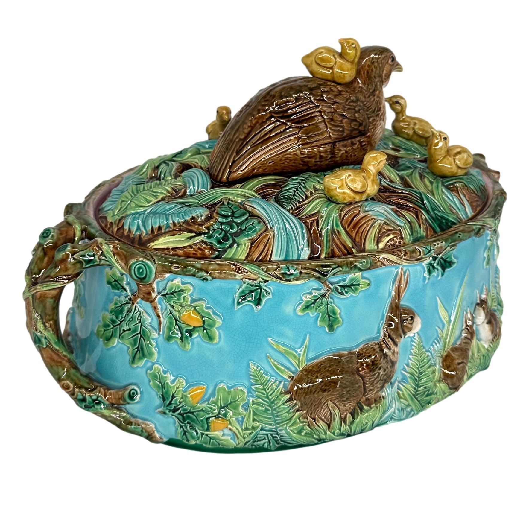 XIX secolo Zuppiera in maiolica di George Jones con quaglia e pulcini, inglese, 1874 in vendita