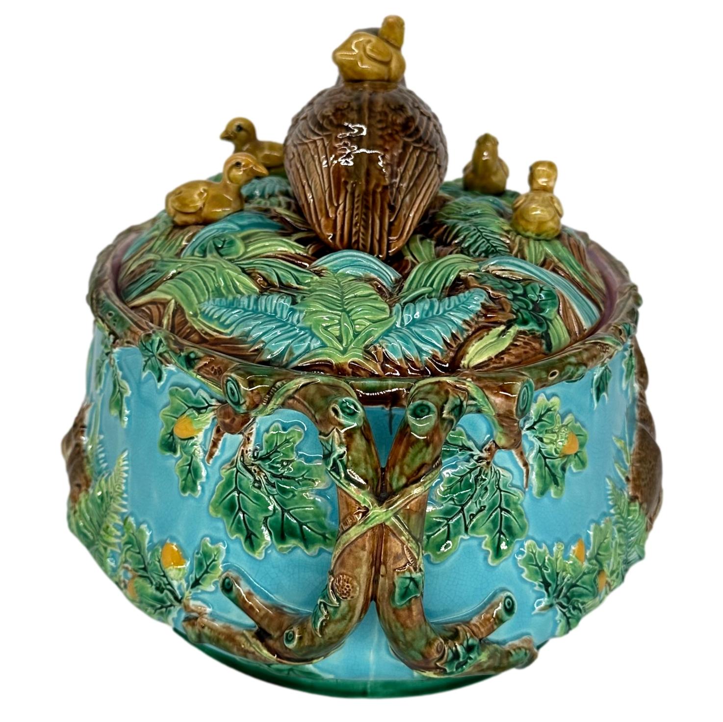 Majolica Zuppiera in maiolica di George Jones con quaglia e pulcini, inglese, 1874 in vendita