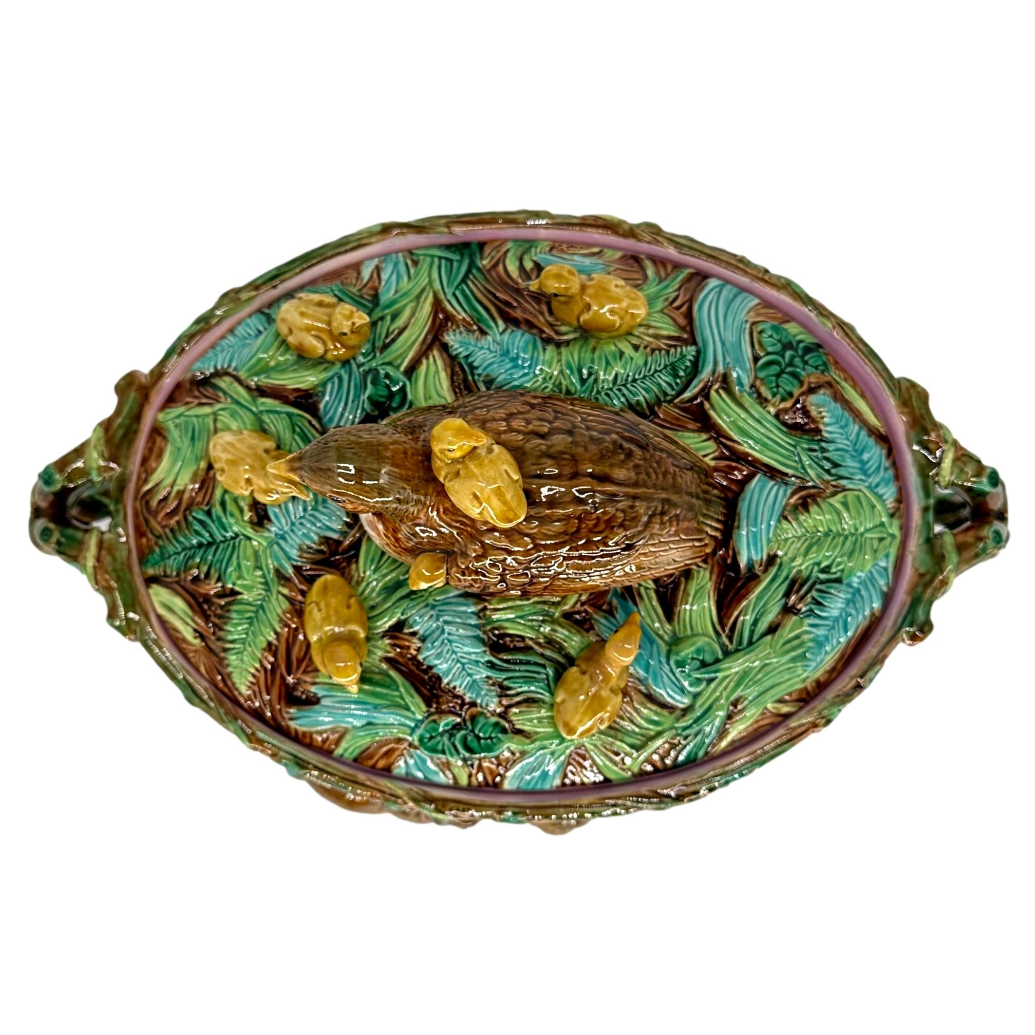 Zuppiera in maiolica di George Jones con quaglia e pulcini, inglese, 1874 in vendita 1
