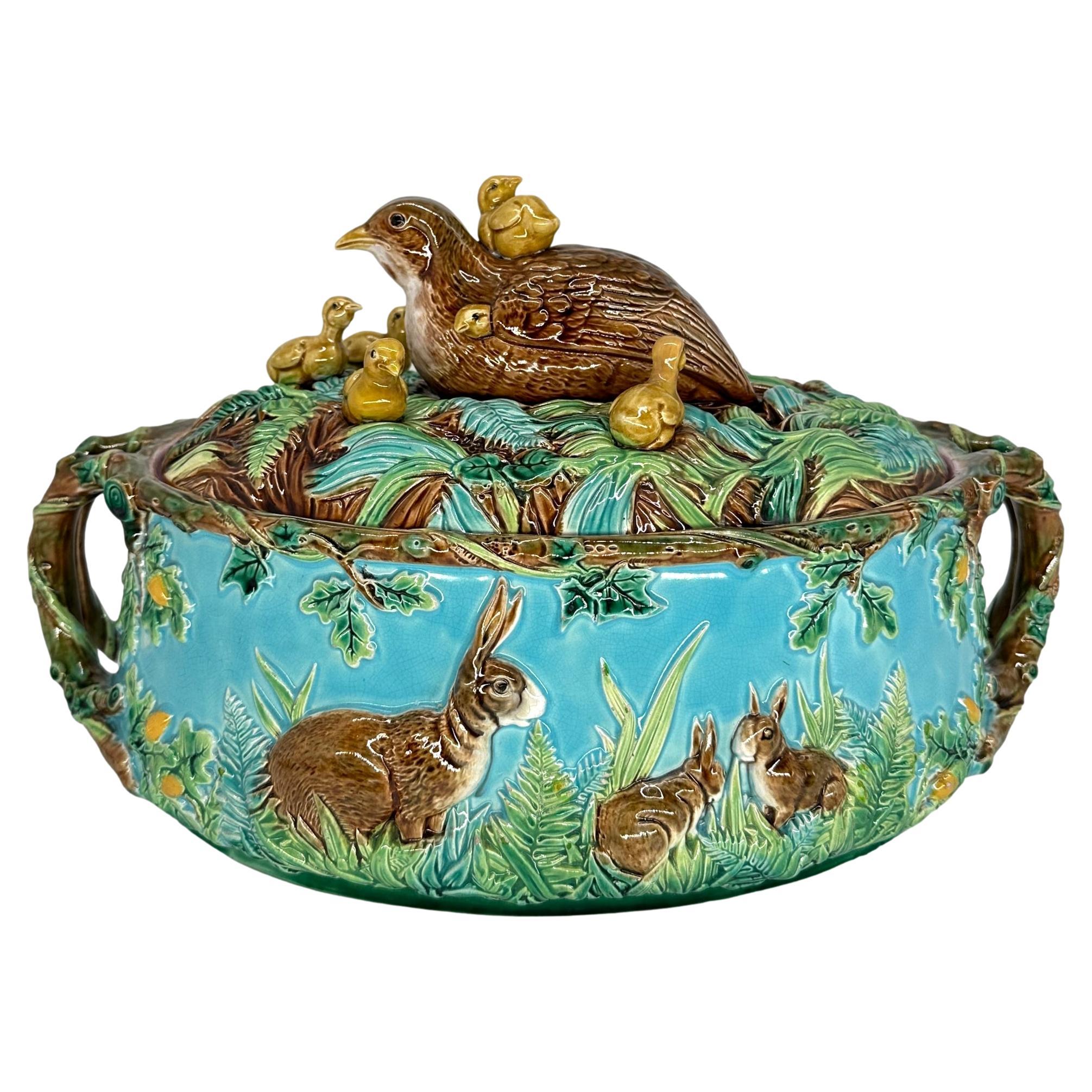 Zuppiera in maiolica di George Jones con quaglia e pulcini, inglese, 1874 in vendita