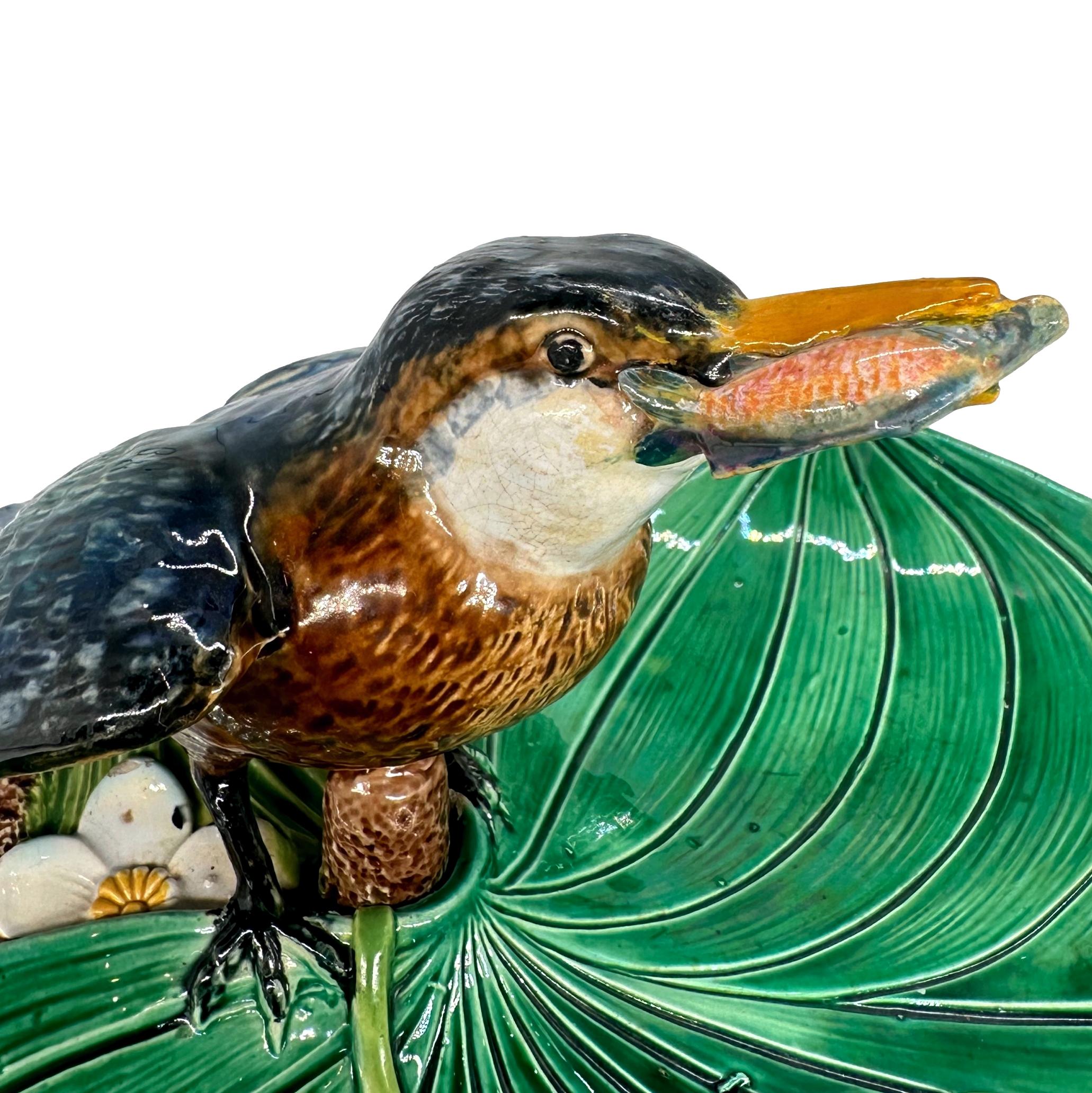 Bandeja de George Jones de mayólica con forma de martín pescador, inglesa, hacia 1875 en venta 3