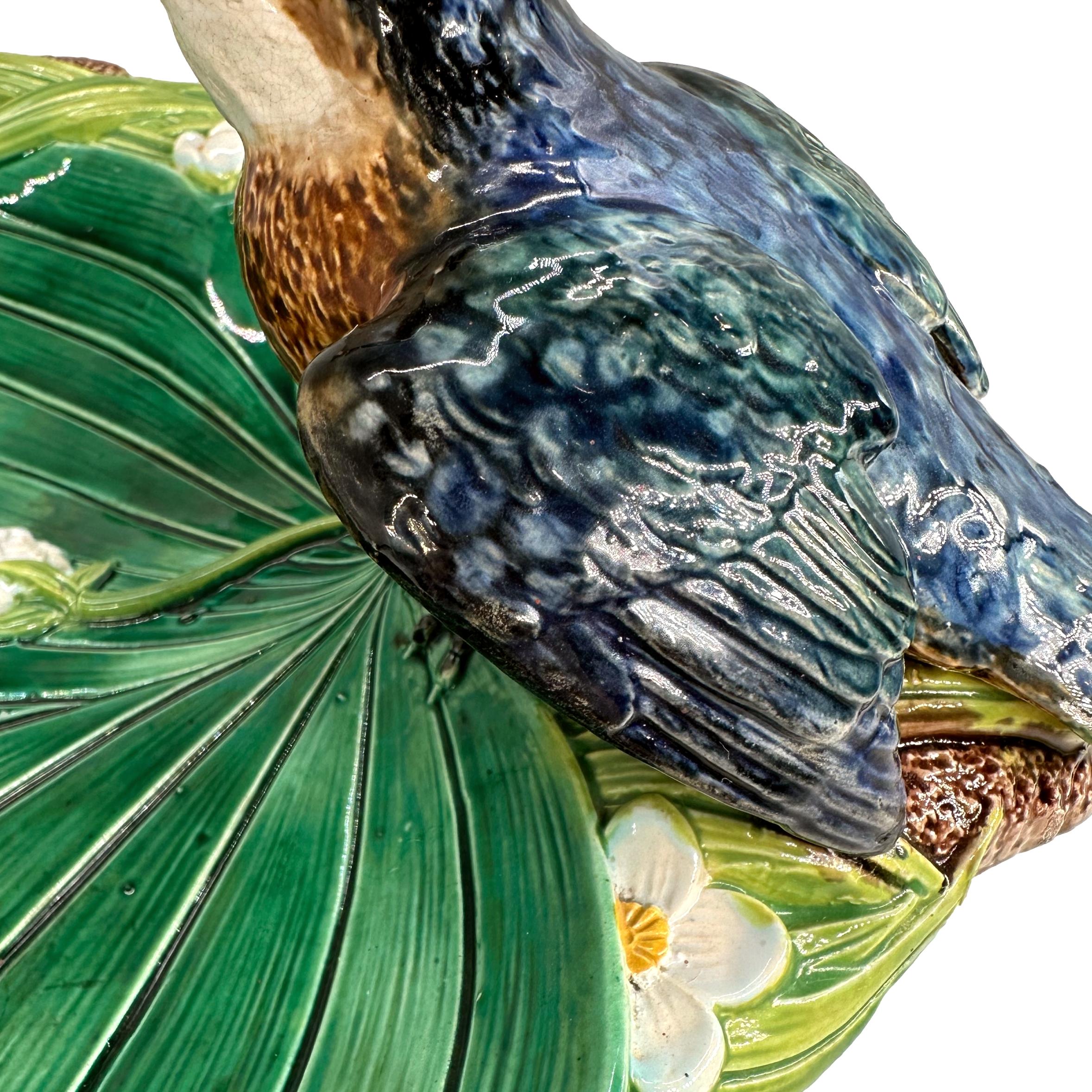 Bandeja de George Jones de mayólica con forma de martín pescador, inglesa, hacia 1875 en venta 5