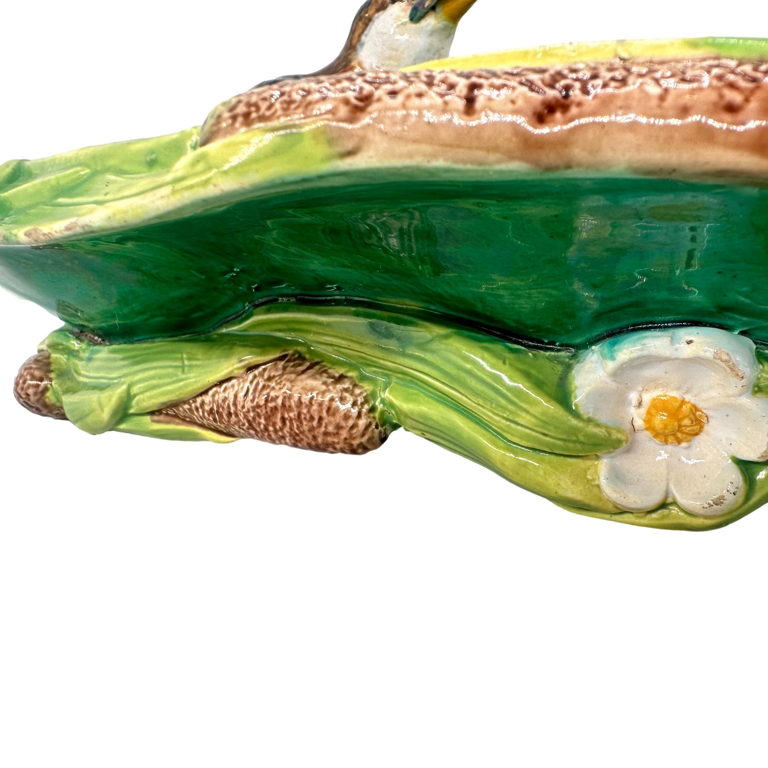Bandeja de George Jones de mayólica con forma de martín pescador, inglesa, hacia 1875 en venta 6
