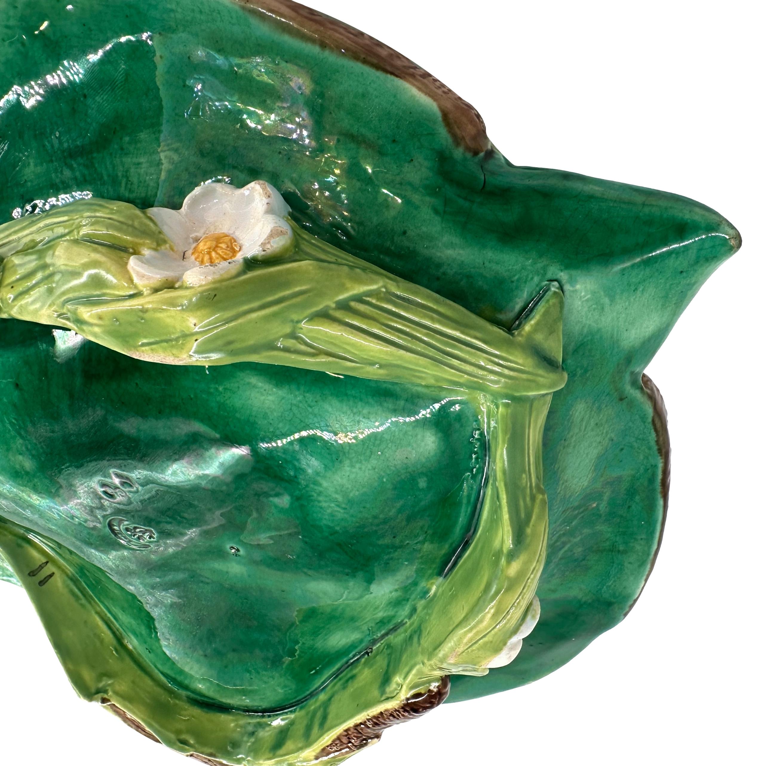 Bandeja de George Jones de mayólica con forma de martín pescador, inglesa, hacia 1875 en venta 7