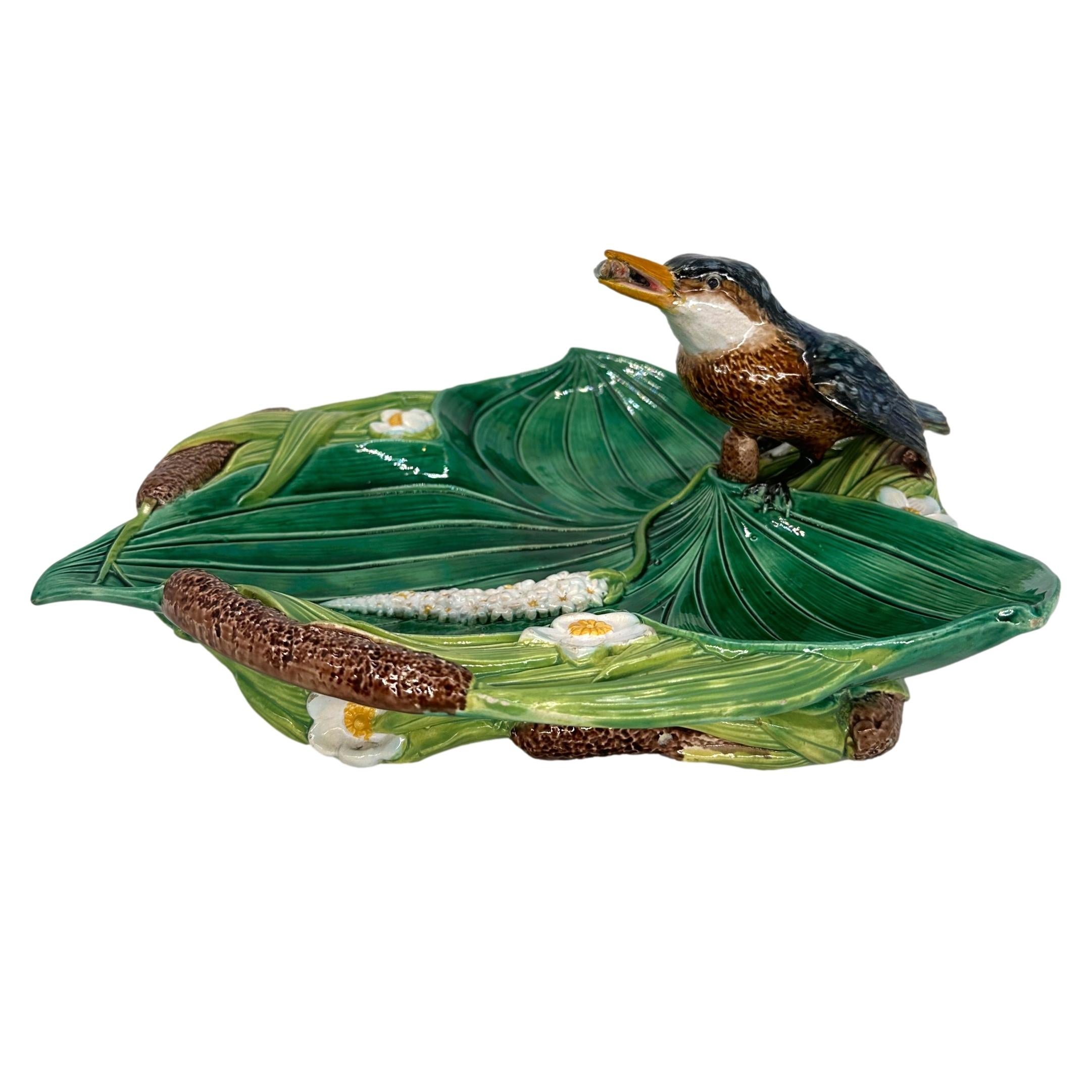 Bandeja de George Jones de mayólica con forma de martín pescador, inglesa, hacia 1875 Victoriano en venta