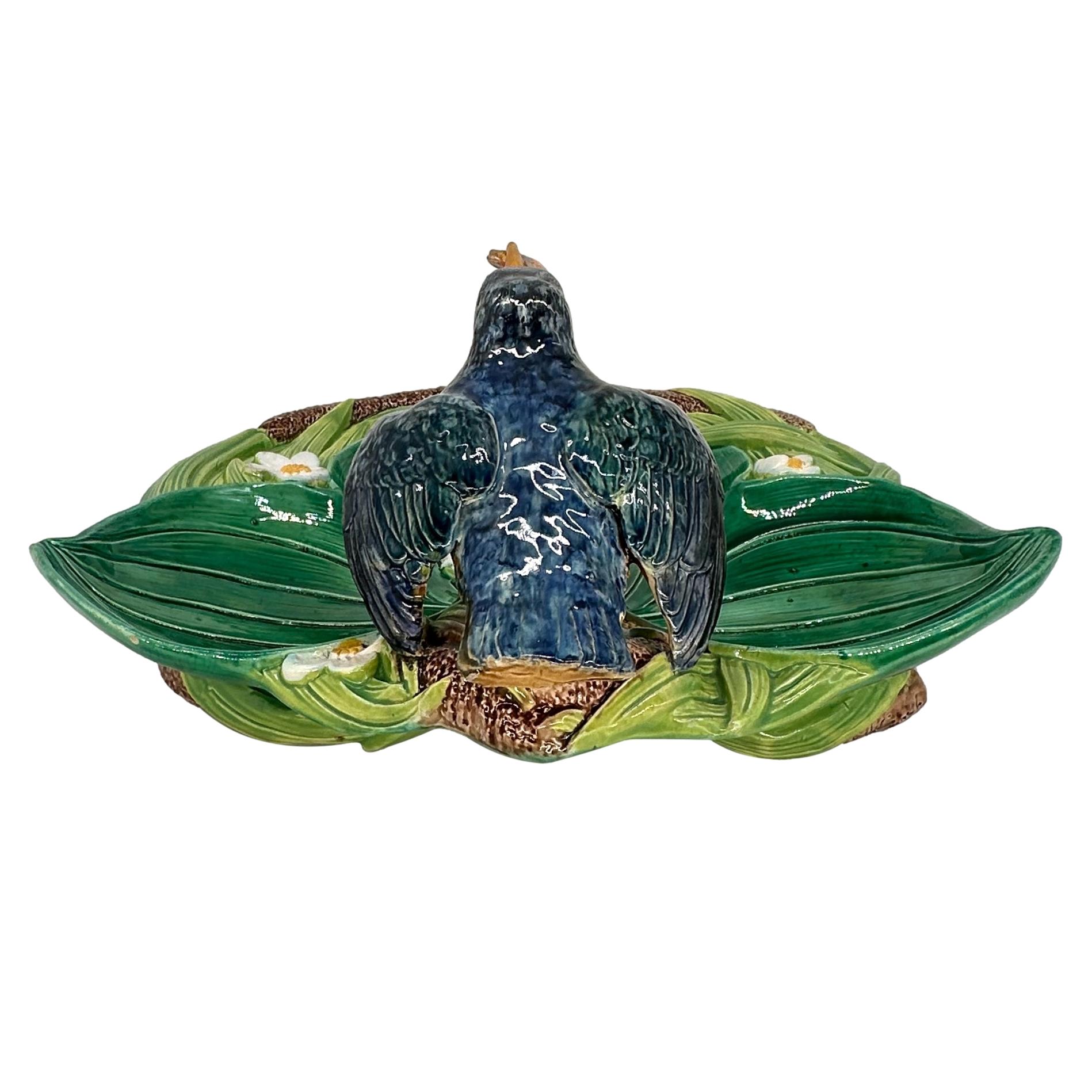 Bandeja de George Jones de mayólica con forma de martín pescador, inglesa, hacia 1875 Moldeado en venta