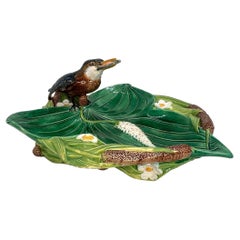 Vassoio da pranzo in maiolica di George Jones con Kingfisher e ninfea, inglese, 1875 ca.