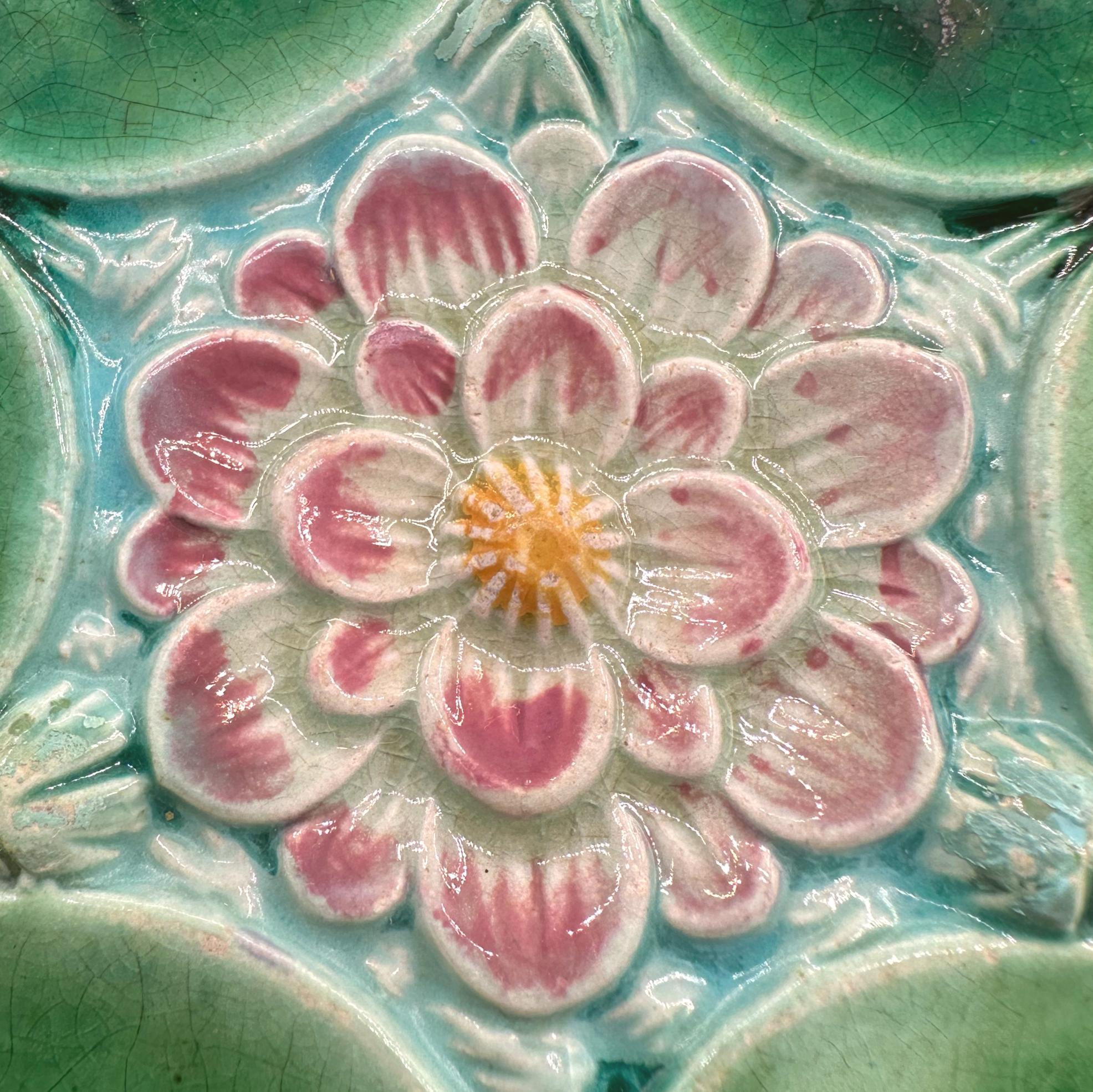 Victorien Assiette à fleurs « Lotus » en majolique de George Jones, Angleterre, vers 1869 en vente