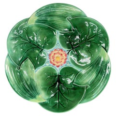 Piatto a forma di fiore "Lotus" in maiolica di George Jones, inglese, 1869 ca.
