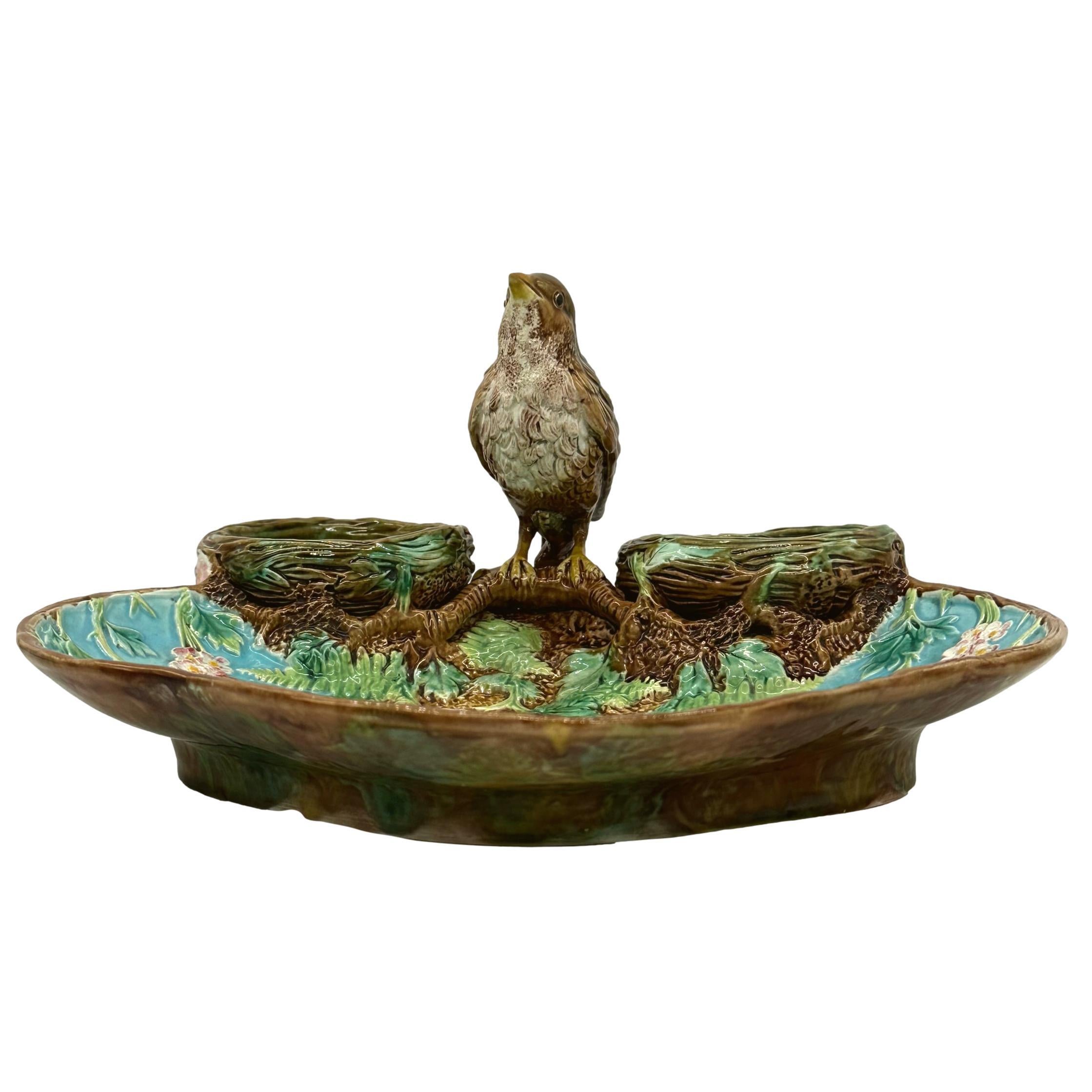 George Jones Majolica Strawberry Server Mounted by a Bird, English, circa 1870 In Good Condition For Sale In Banner Elk, NC