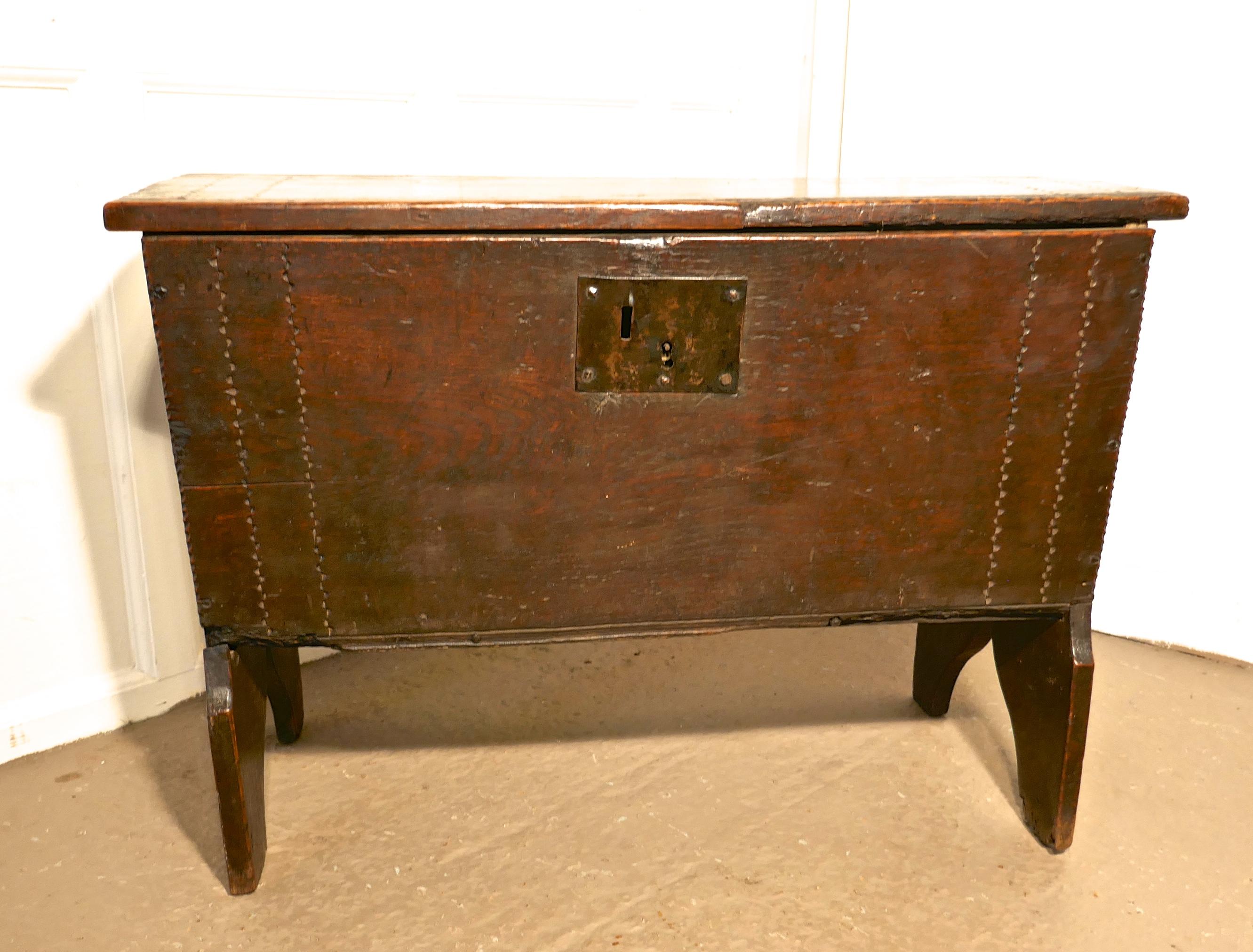 Georgian 5 Plank Oak Coffer In Good Condition For Sale In Chillerton, Isle of Wight