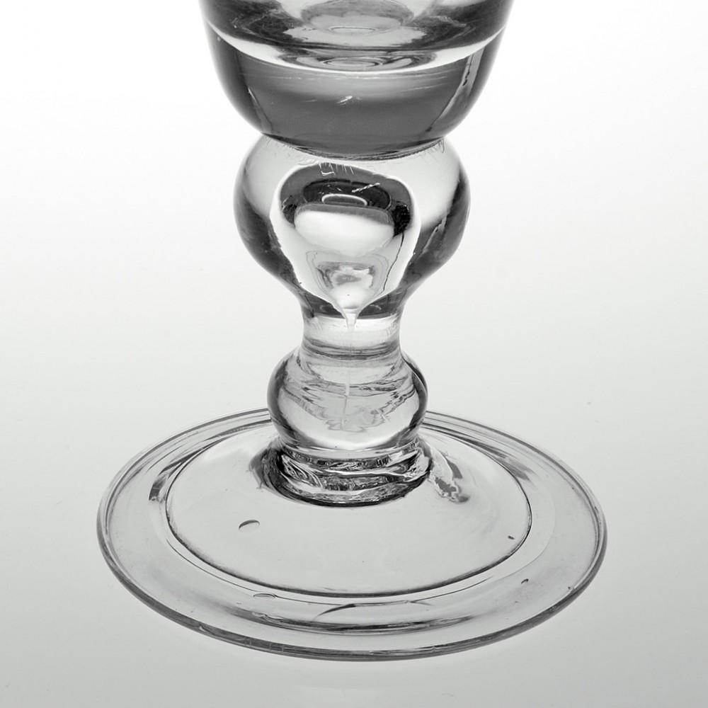 Ein georgianisches Baluster-Weinglas, um 1725 (18. Jahrhundert und früher) im Angebot