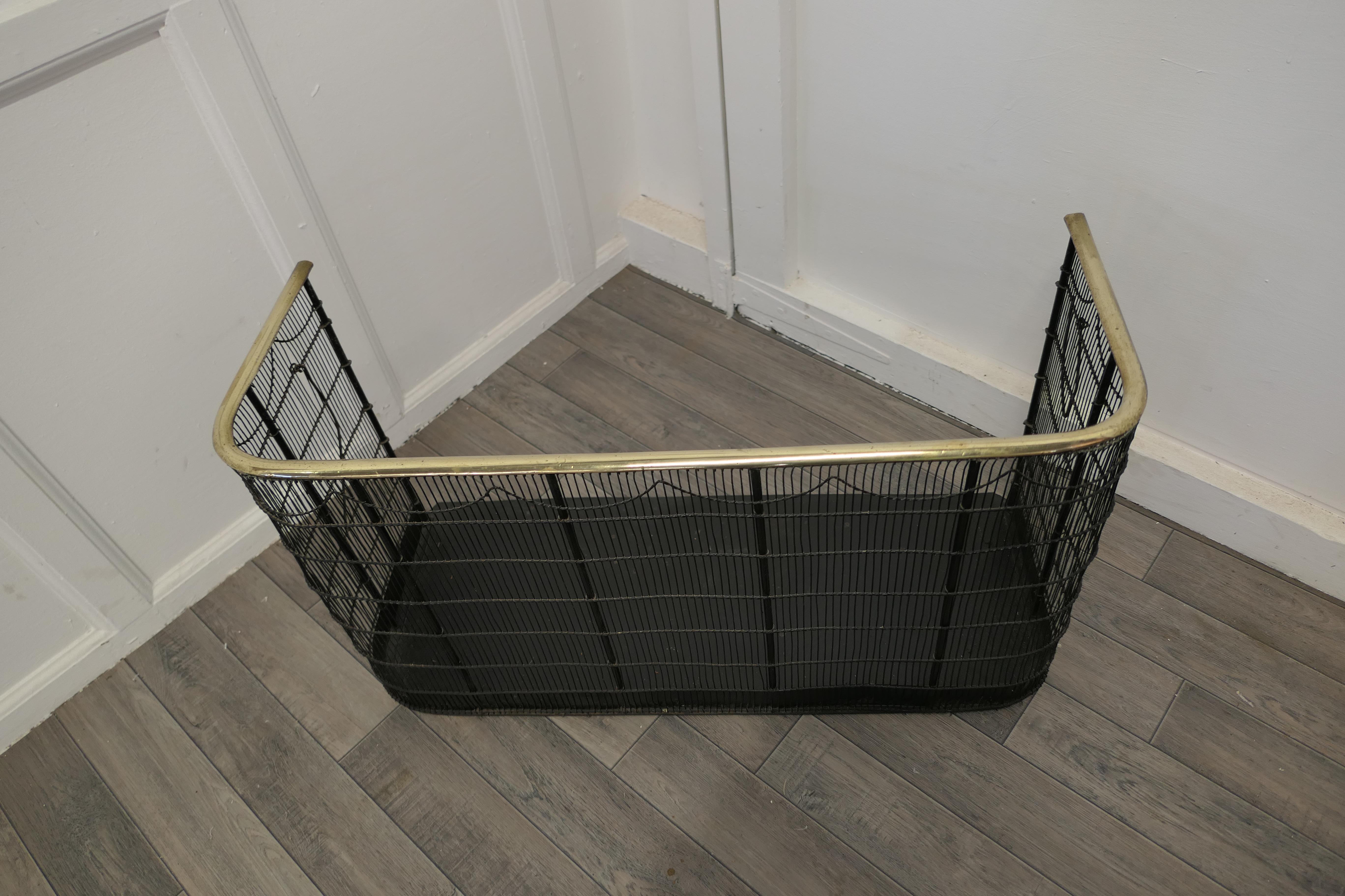 Georgian Brass and Iron Club Fender or Nursery Fire Guard In Good Condition In Godshill, Isle of Wight
