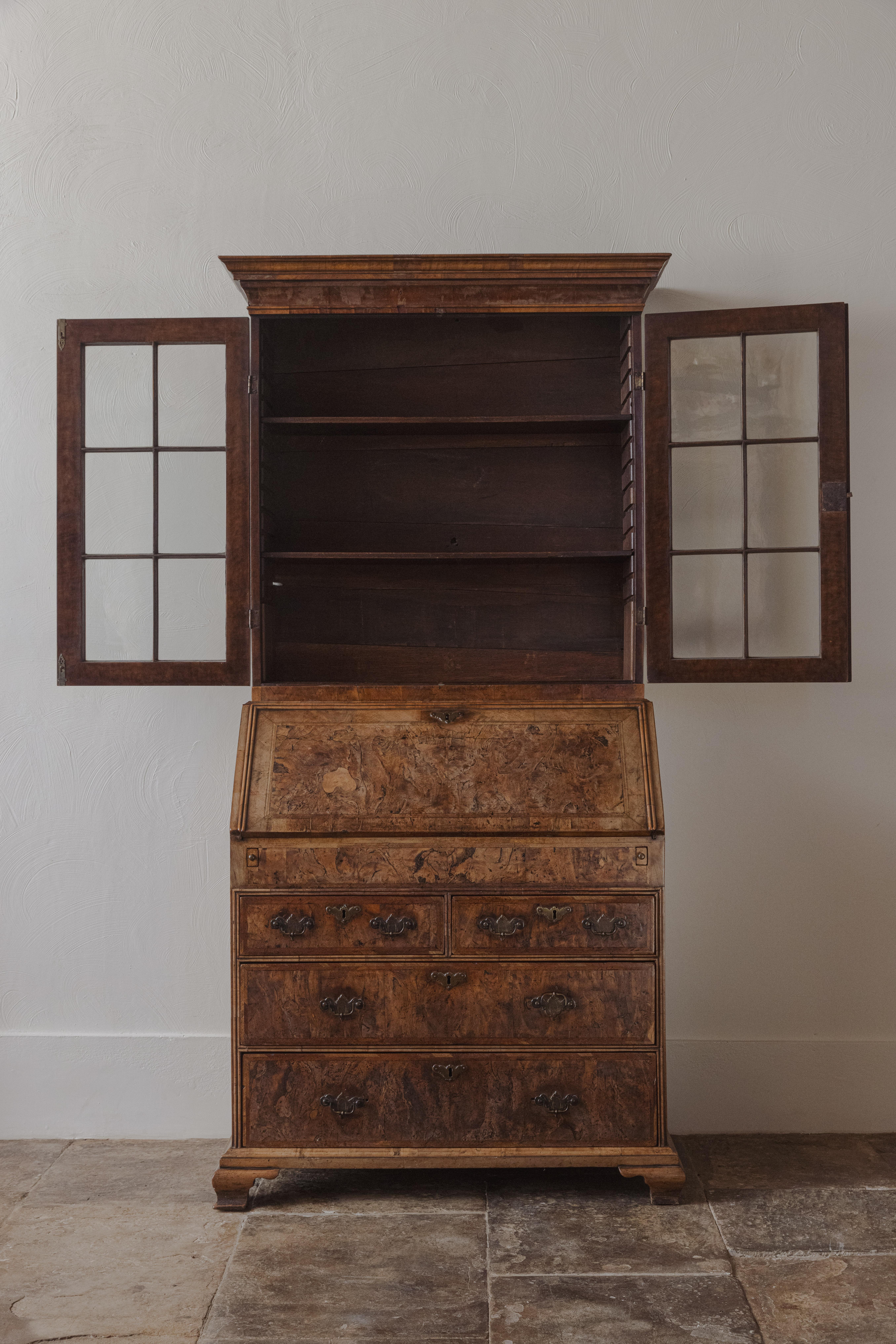 Georgien Bibliothèque-bureau géorgienne en ronce de noyer en vente