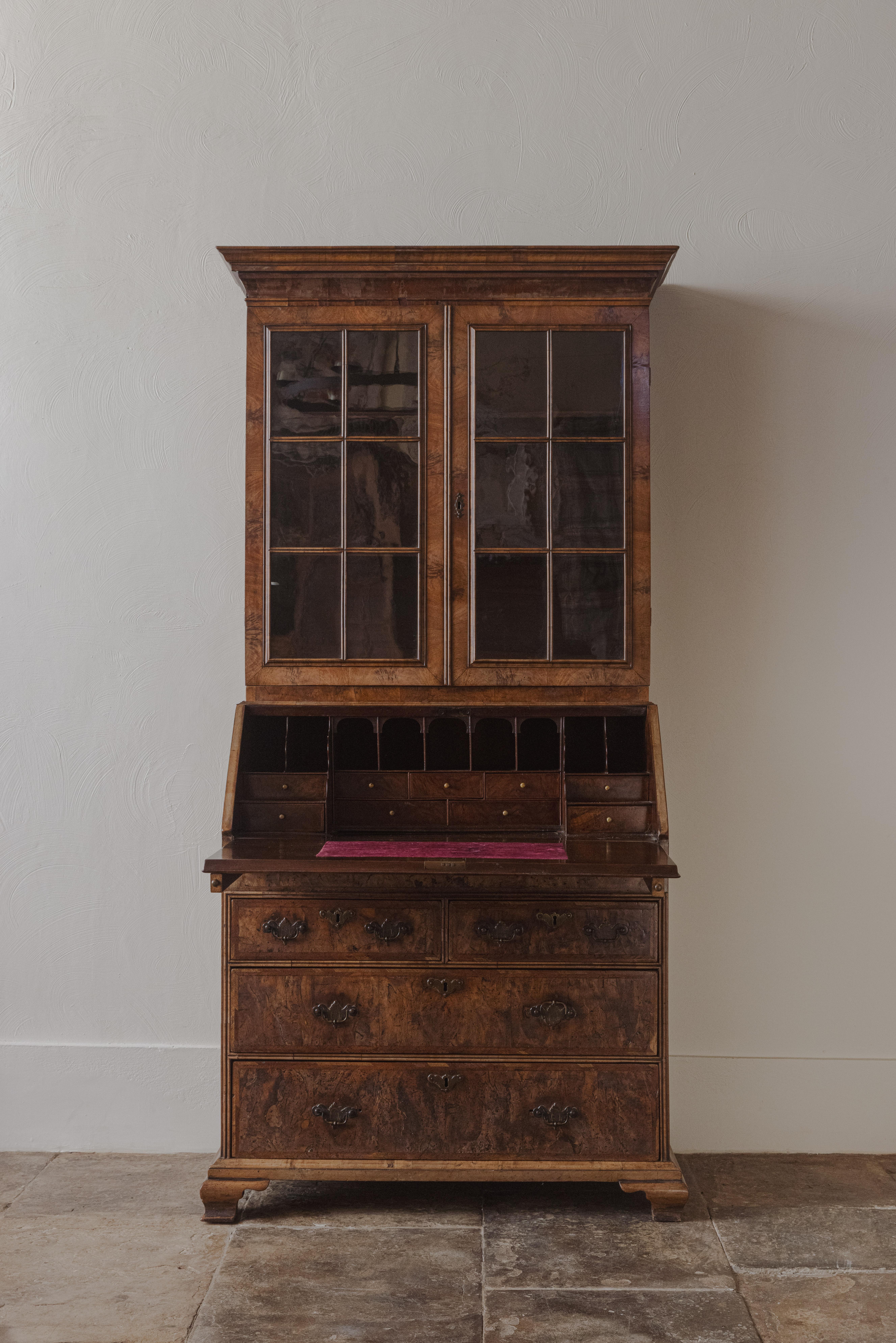 Anglais Bibliothèque-bureau géorgienne en ronce de noyer en vente