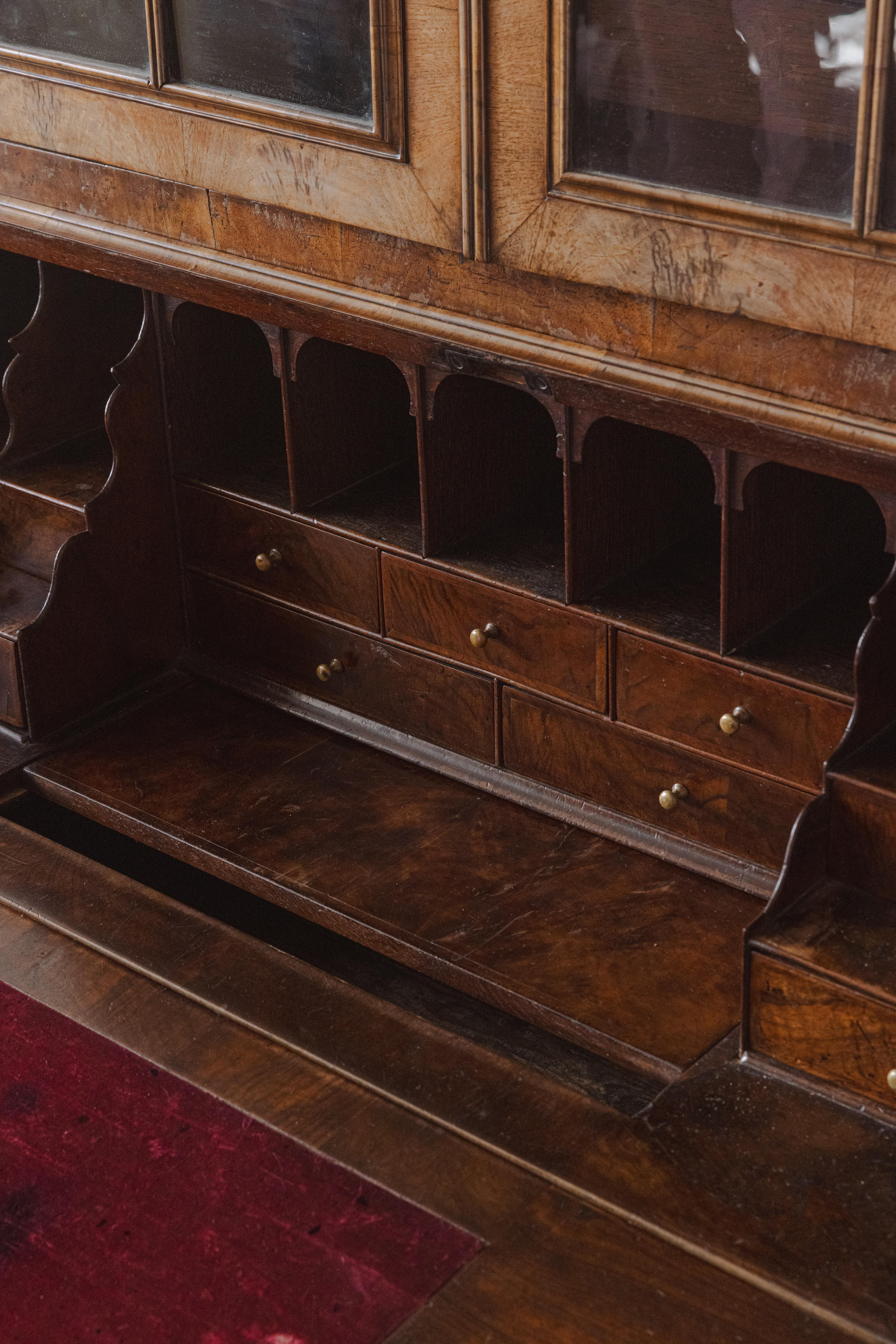 Placage Bibliothèque-bureau géorgienne en ronce de noyer en vente