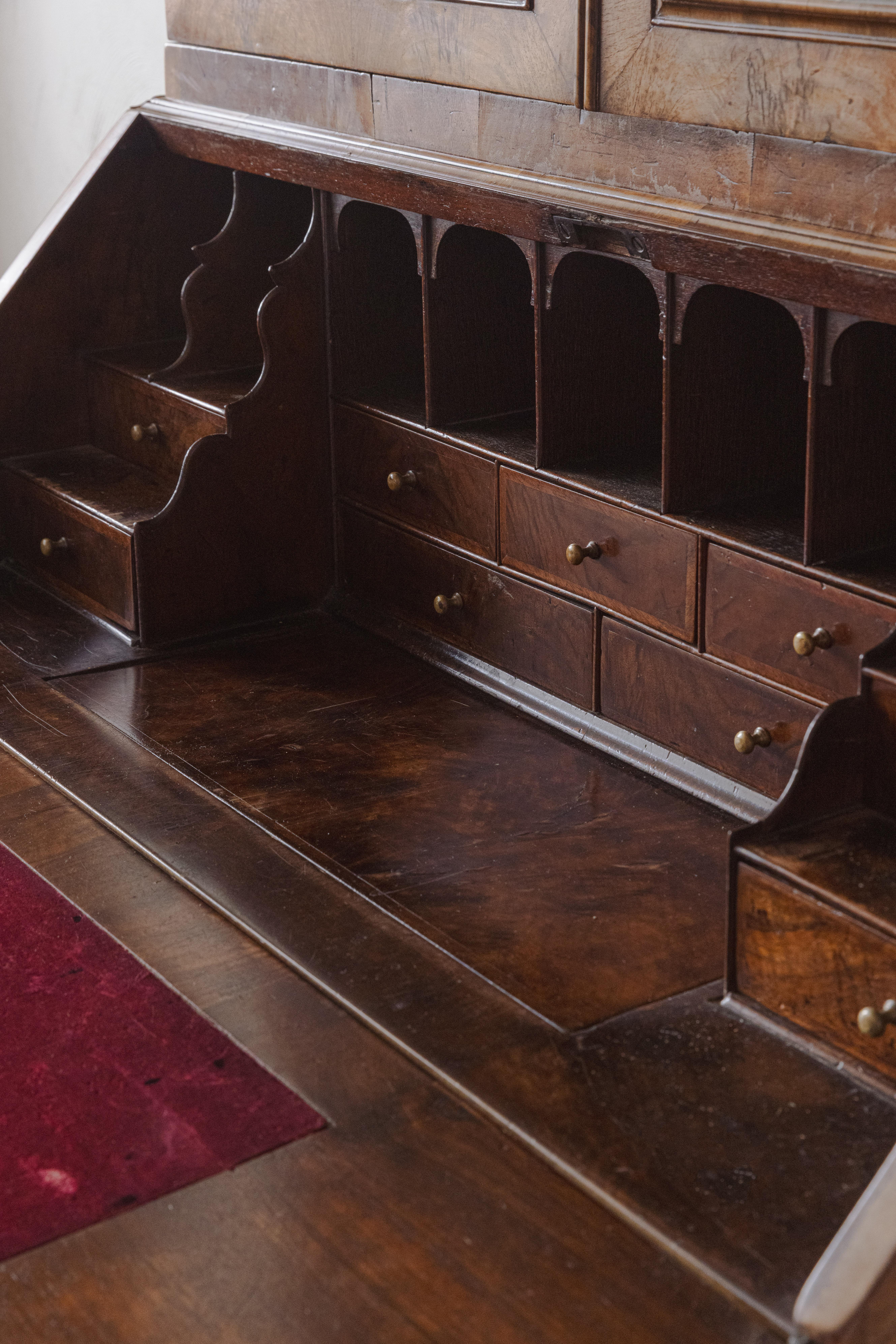 Bibliothèque-bureau géorgienne en ronce de noyer Bon état - En vente à Shipston-On-Stour, GB