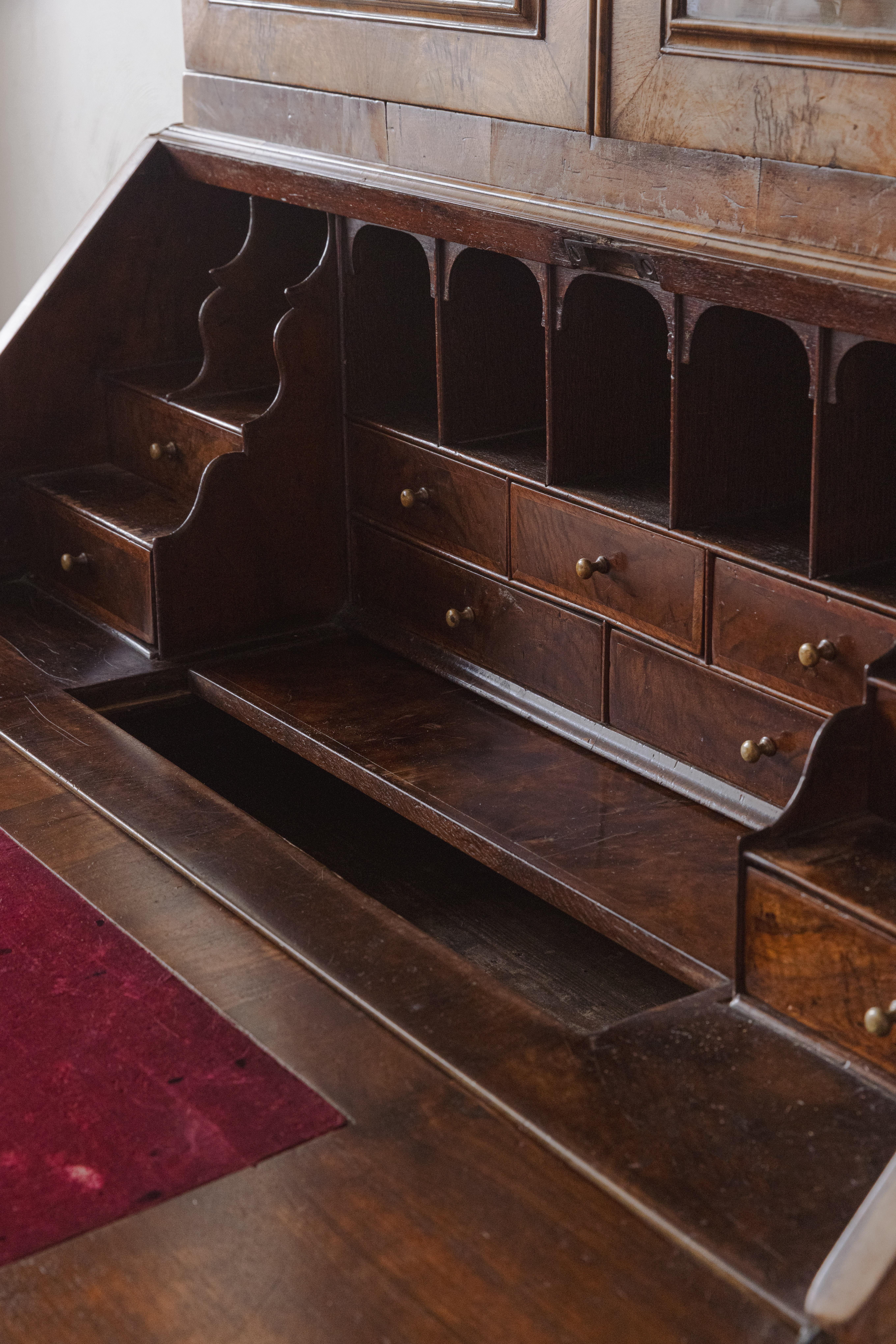 XVIIIe siècle Bibliothèque-bureau géorgienne en ronce de noyer en vente