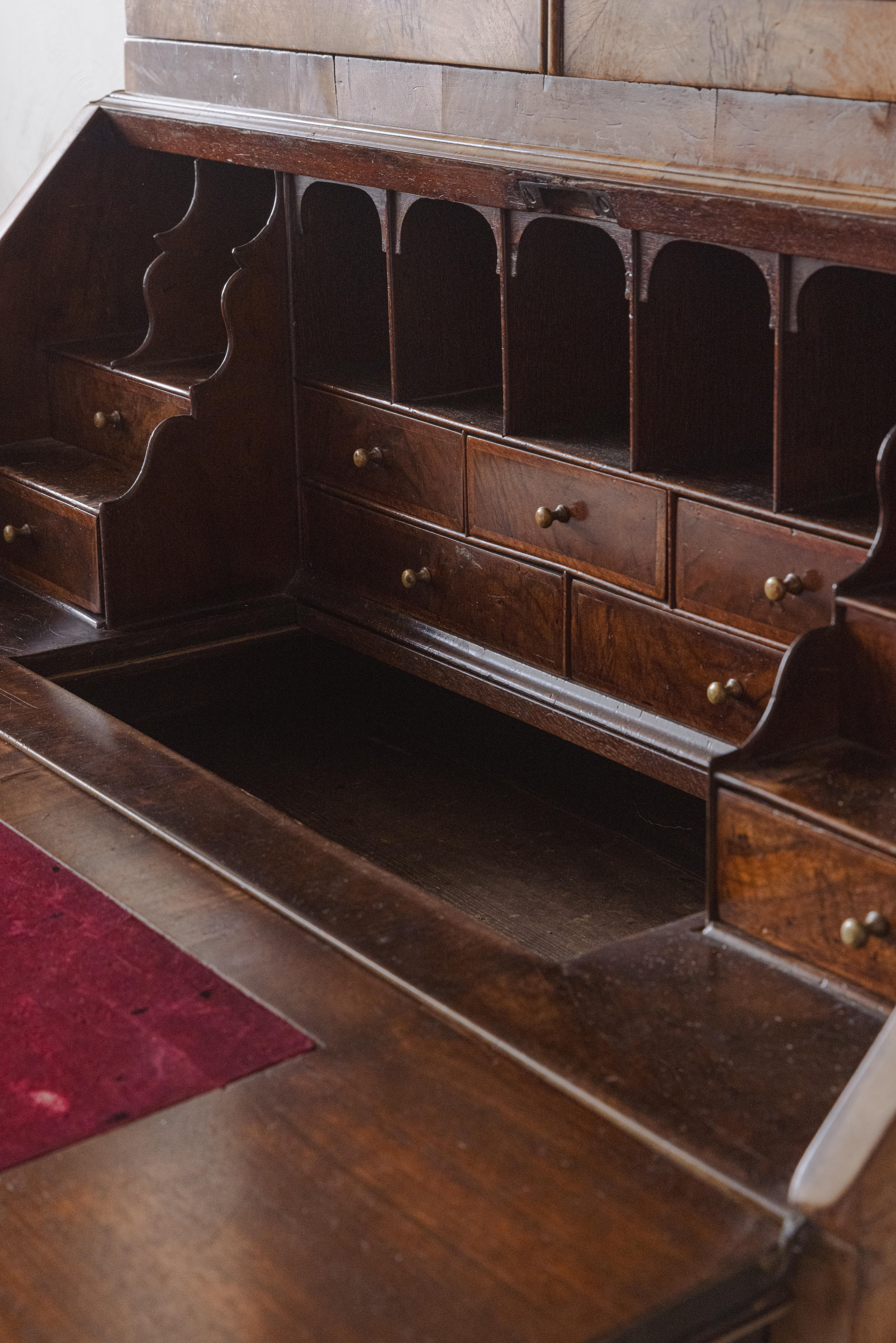 Noyer Bibliothèque-bureau géorgienne en ronce de noyer en vente