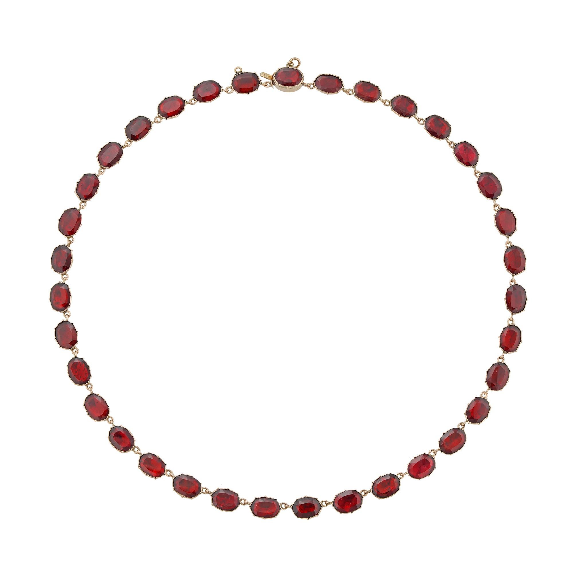 A Georgian garnet riviere necklace In Good Condition In London, GB