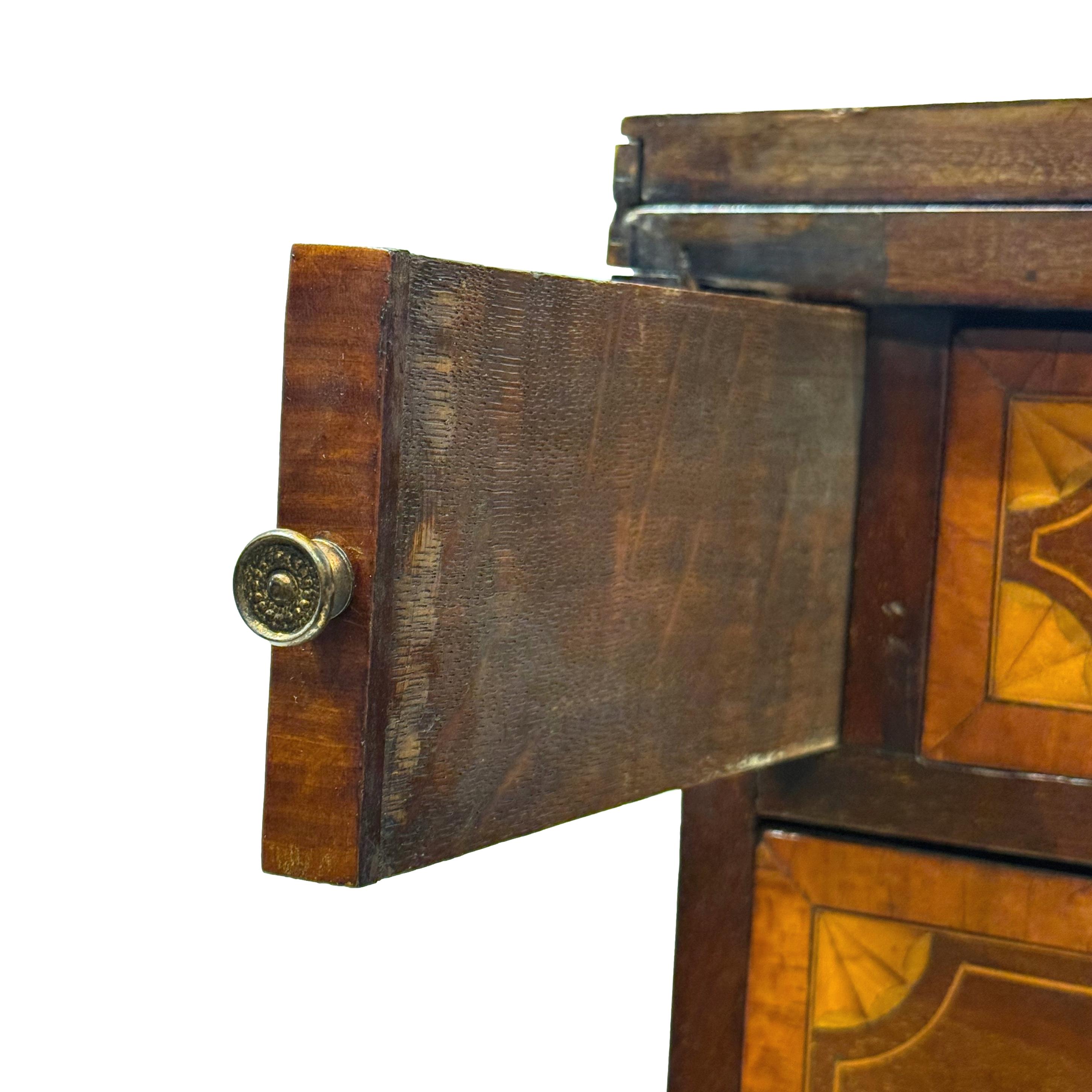 Cassapanca georgiana in mogano con intarsi in legno di raso, inglese, 1830 ca. in vendita 4