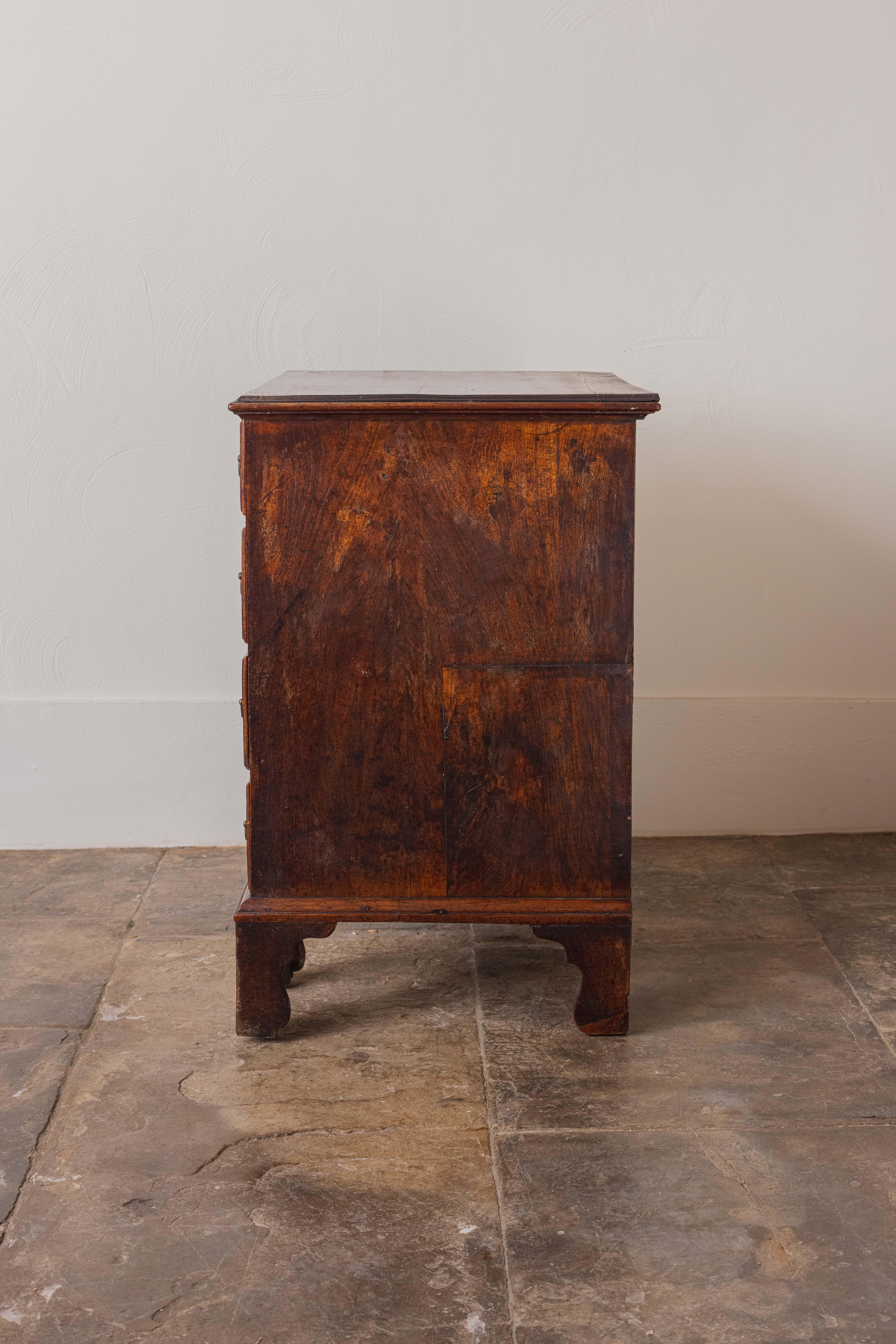 Un parfait petit bureau géorgien à genouillère sur des pieds en console surélevés, avec une clé. En particulièrement bon état pour son âge, conservant ses poignées en forme d'ailes de chauve-souris. Alors qu'il aurait autrefois pris place dans le