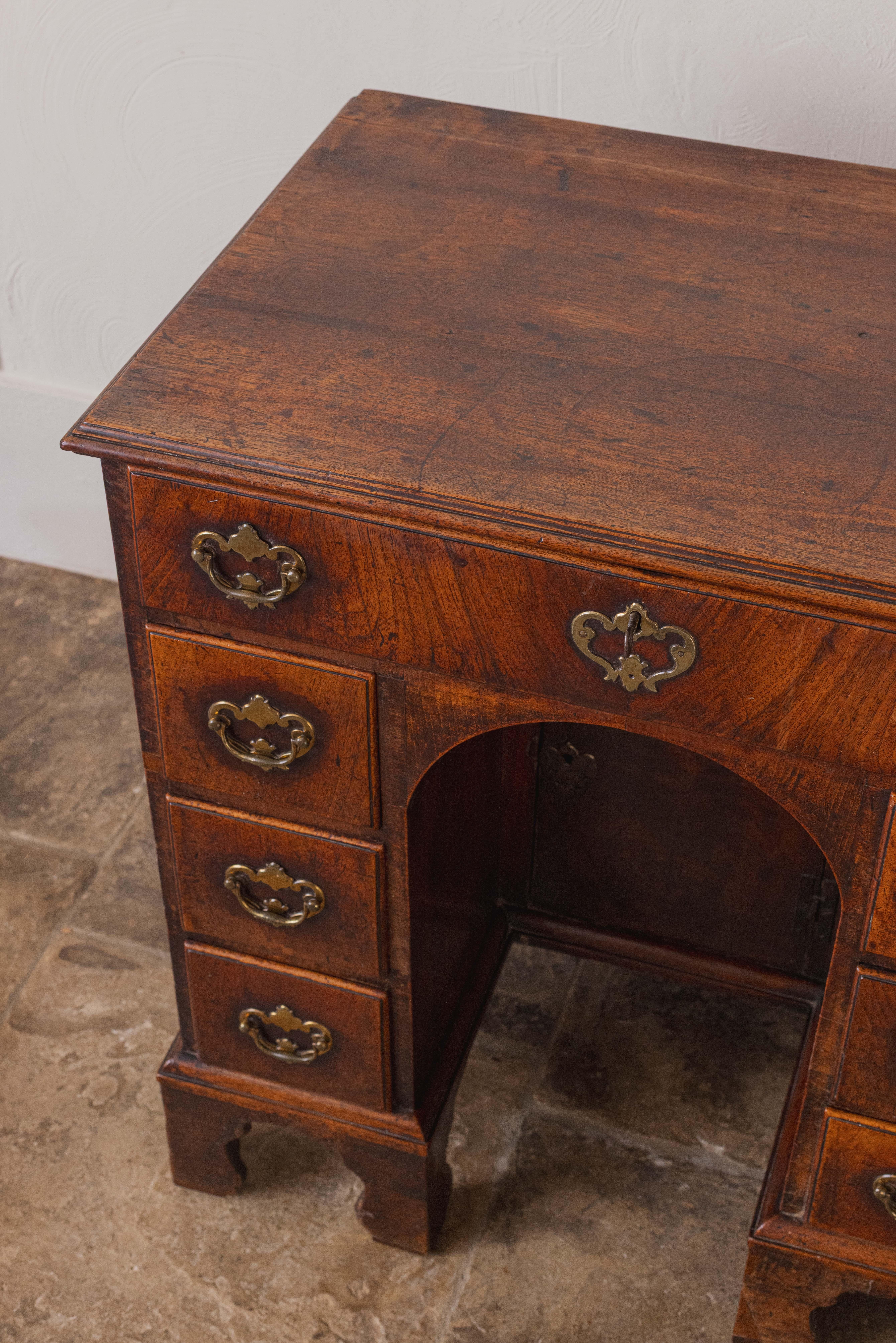 Britannique Bureau à genouillère en acajou de style géorgien en vente