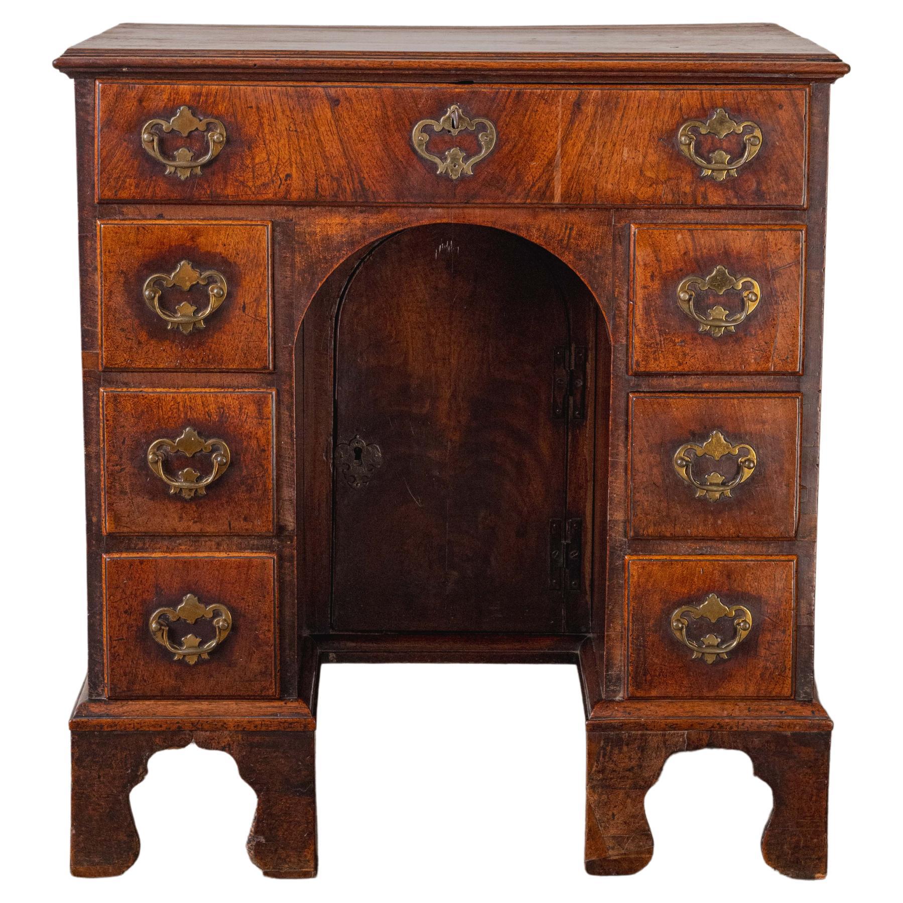 Bureau à genouillère en acajou de style géorgien en vente