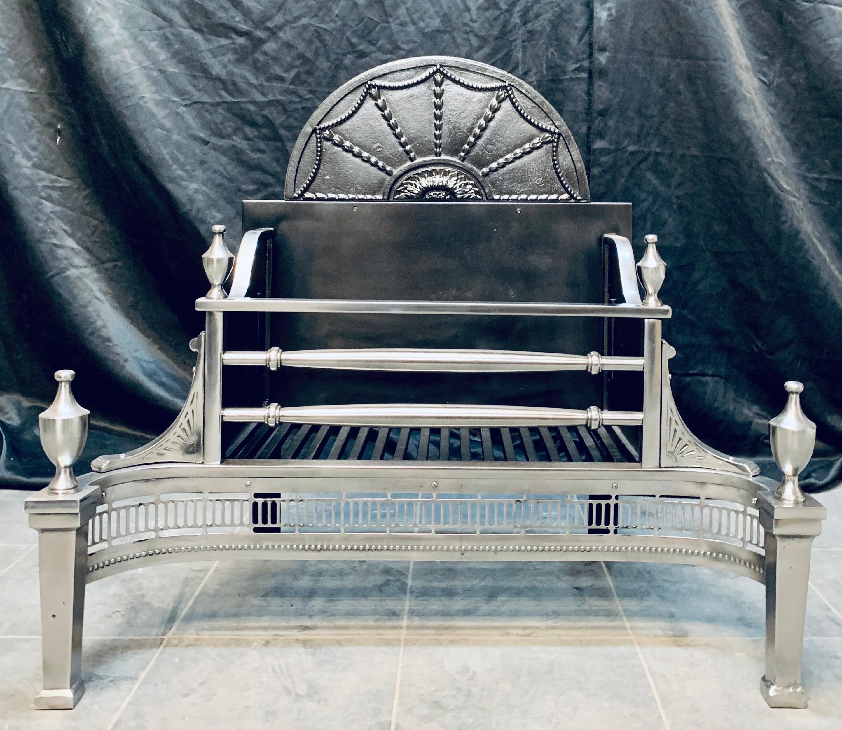 Un outil polyvalent et  Panier à feu en acier poli de bonne qualité, de style géorgien. Un dossier de cheminée en arc surélevé avec des détails en relief, le dossier de cheminée à trois barreaux flanqué d'étendards simples surmontés de fleurons. Le