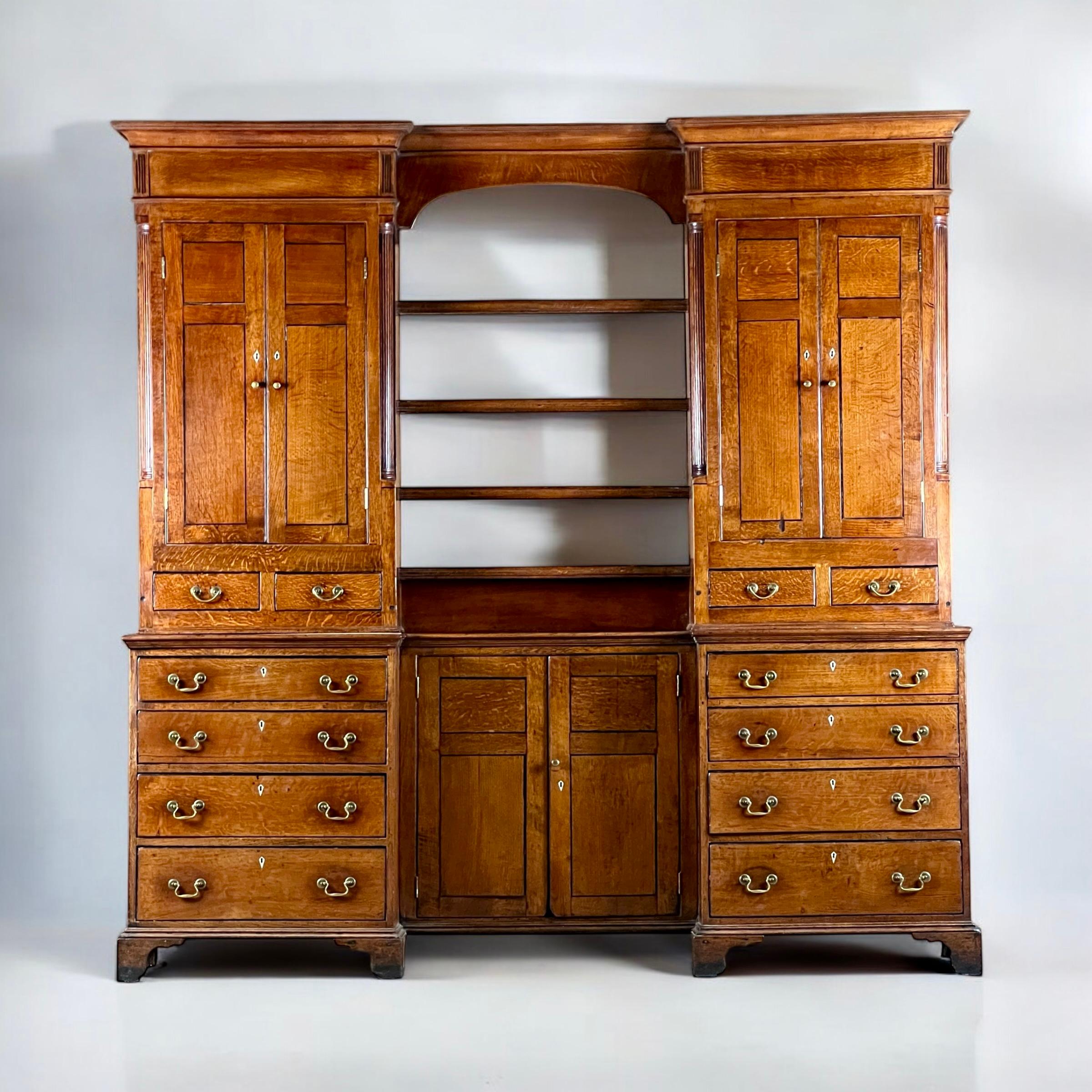 Un'imponente credenza georgiana in Oak o per la governante, un raro reperto che riflette l'eleganza senza tempo della sua epoca. Proveniente da un'importante tenuta della campagna gallese, questo pezzo è realizzato in splendida quercia con dettagli