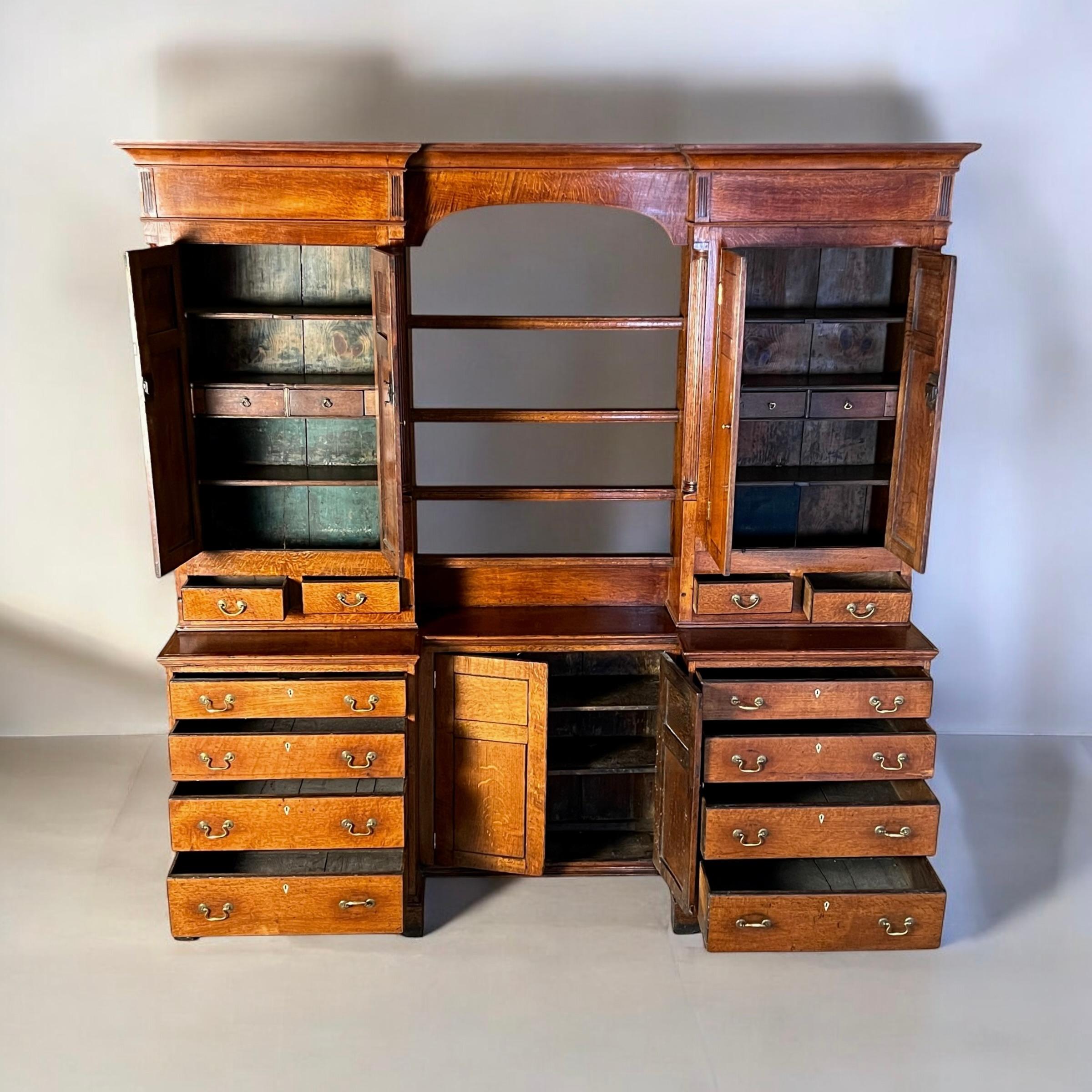 Gallese Una credenza georgiana in Oak o una credenza per governanti in vendita