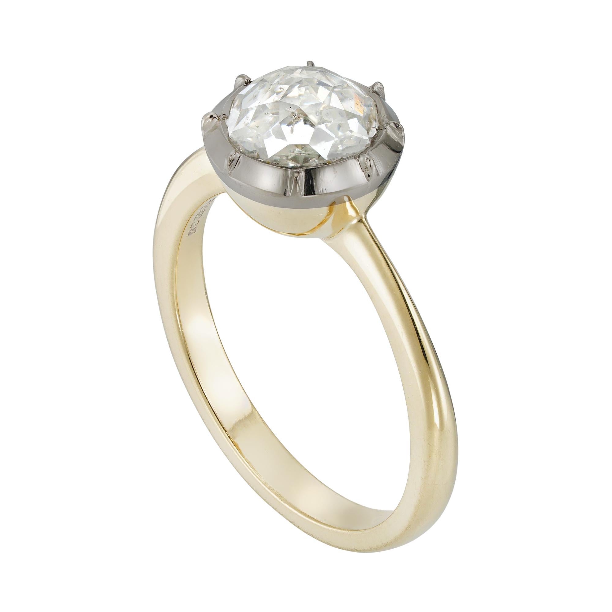 Anillo solitario de diamantes tallados de estilo georgiano, con un diamante redondo de talla brillante modificado de 2,25 quilates, acompañado de un informe de graduación de De Beers que indica que es de color I y claridad I1, tallado y engastado en