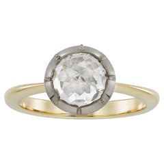 Un anillo de diamantes solitario engastado de estilo georgiano