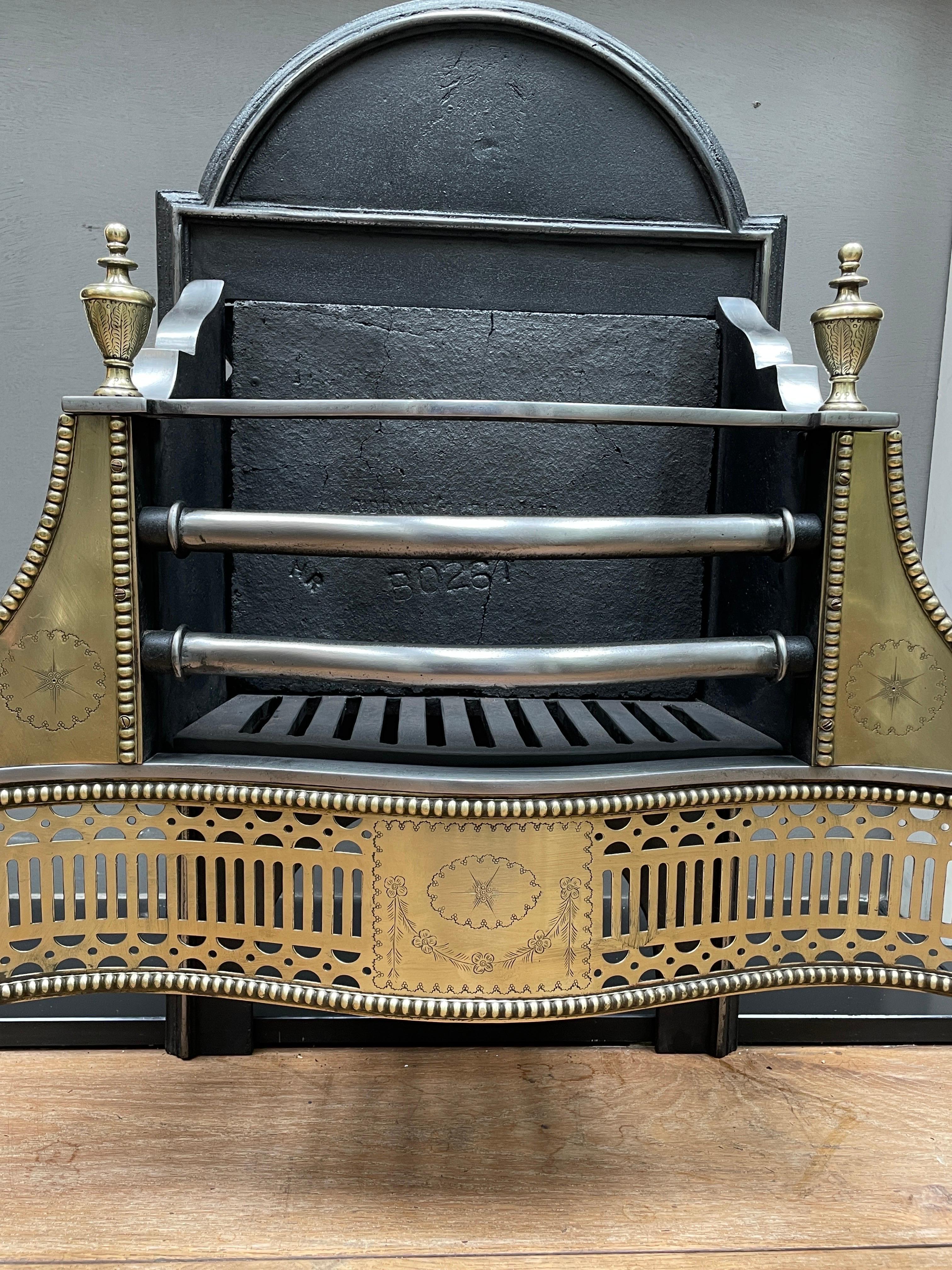 Georgian Style English Brass and Steel Fire Grate In Good Condition For Sale In London, GB